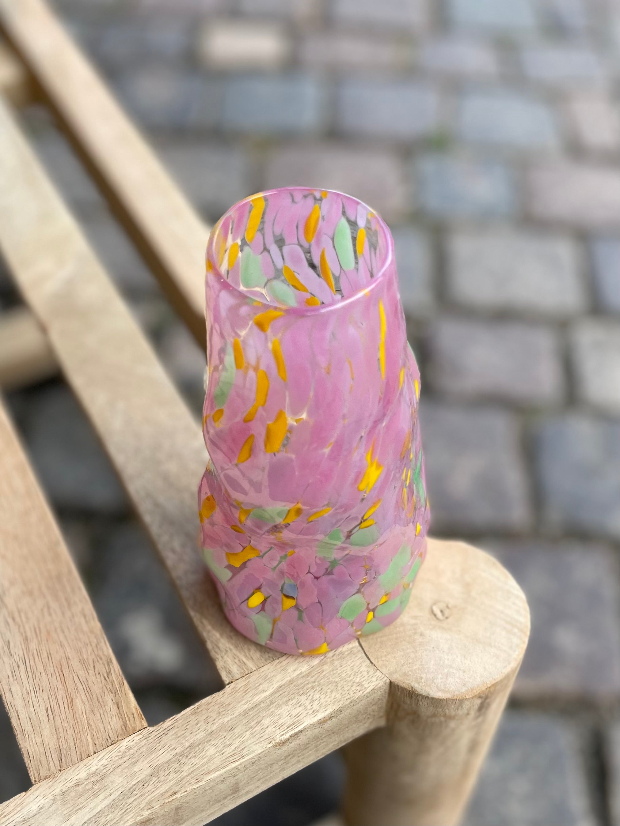 Lille Krølvase Konfetti #5 fra Marie Retpen i lyserøde, grønne og gule nuancer – køb hos Butik Alrum på Amager eller online på butikalrum.dk.