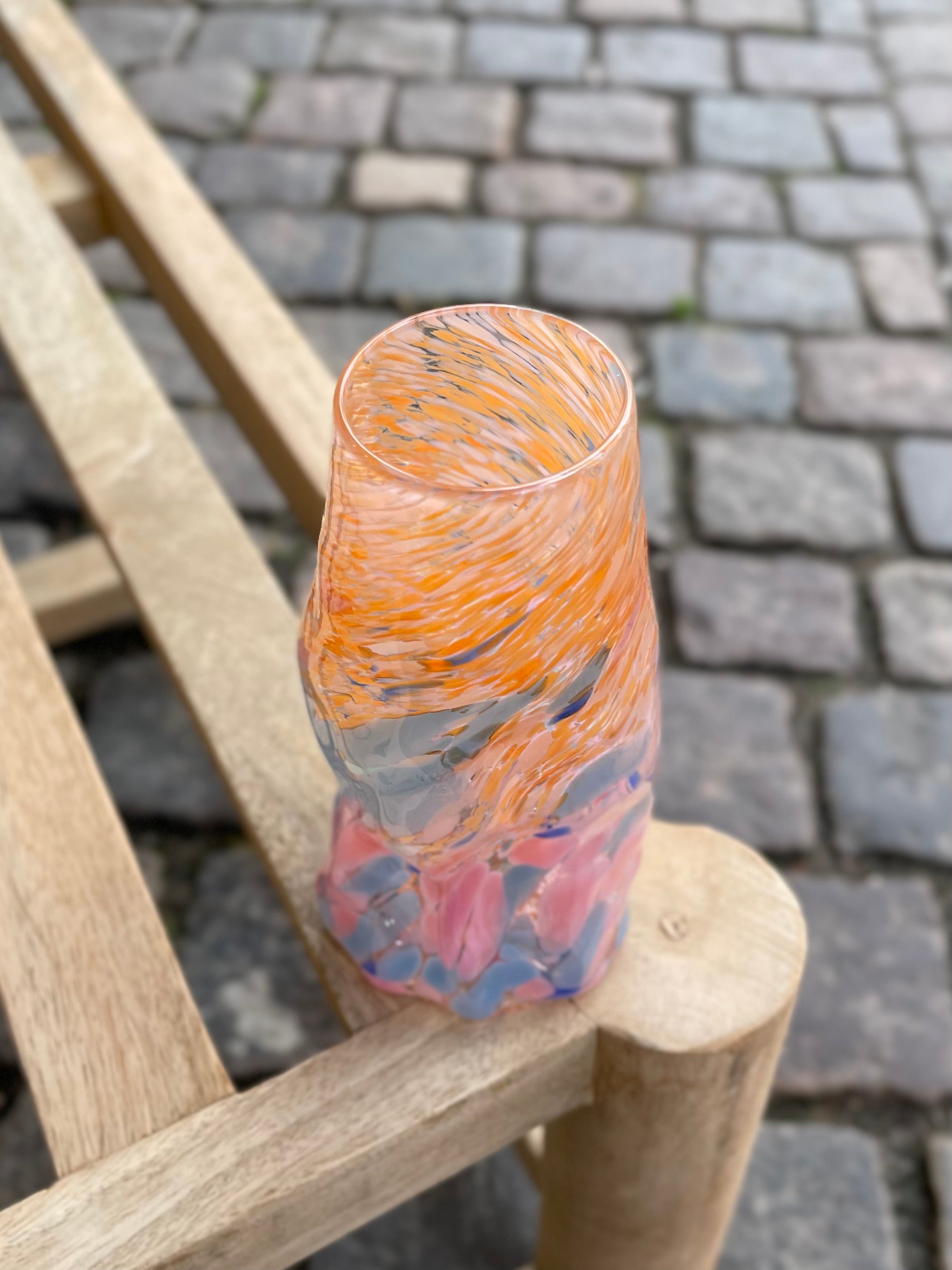 Lille Krølvase Konfetti #6 fra Marie Retpen i orange, blå og lyserøde nuancer – køb hos Butik Alrum på Amager eller online på butikalrum.dk.