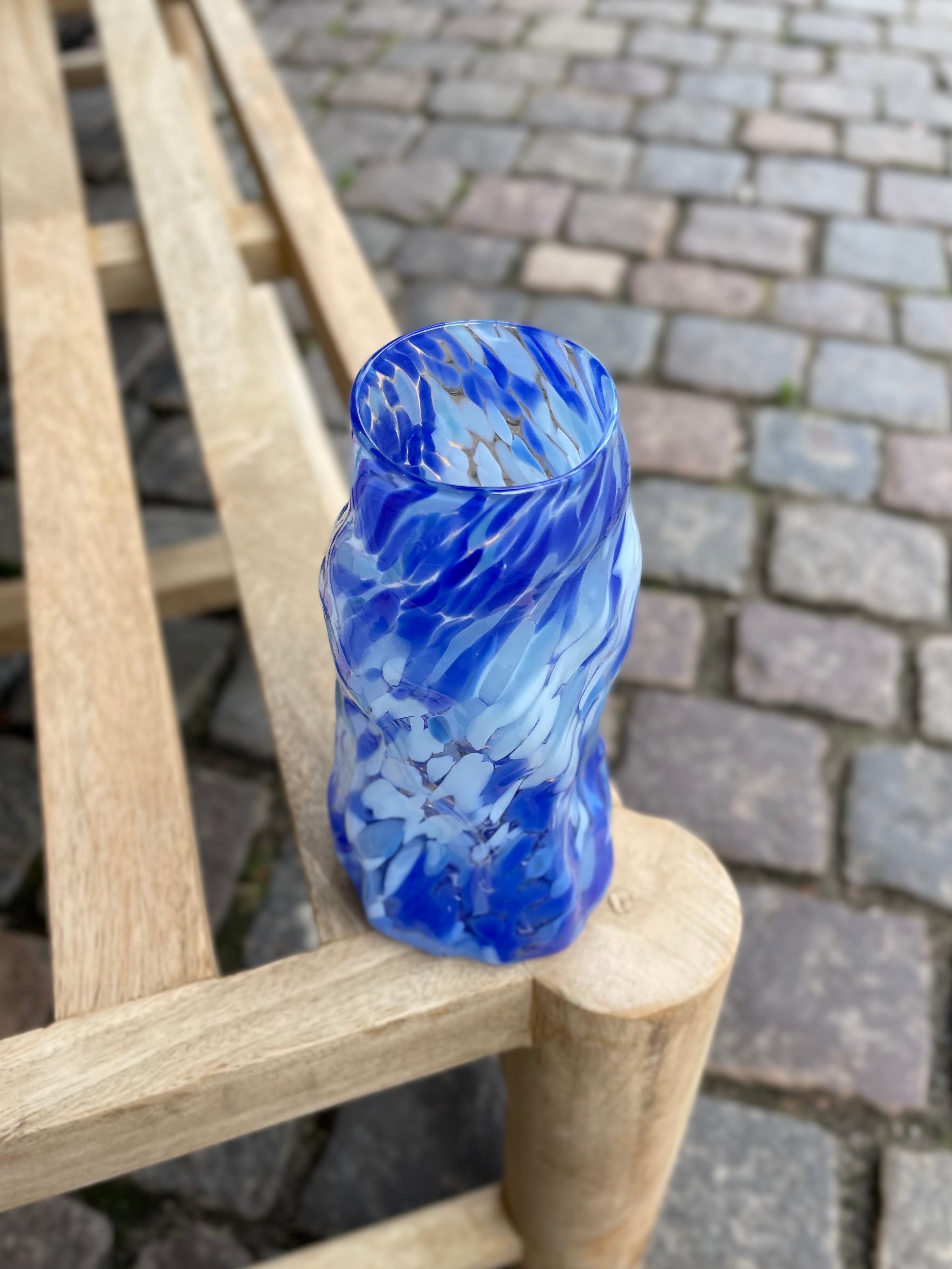 Lille Krølvase Konfetti #8 fra Marie Retpen i blå nuancer – køb hos Butik Alrum på Amager eller online på butikalrum.dk.
