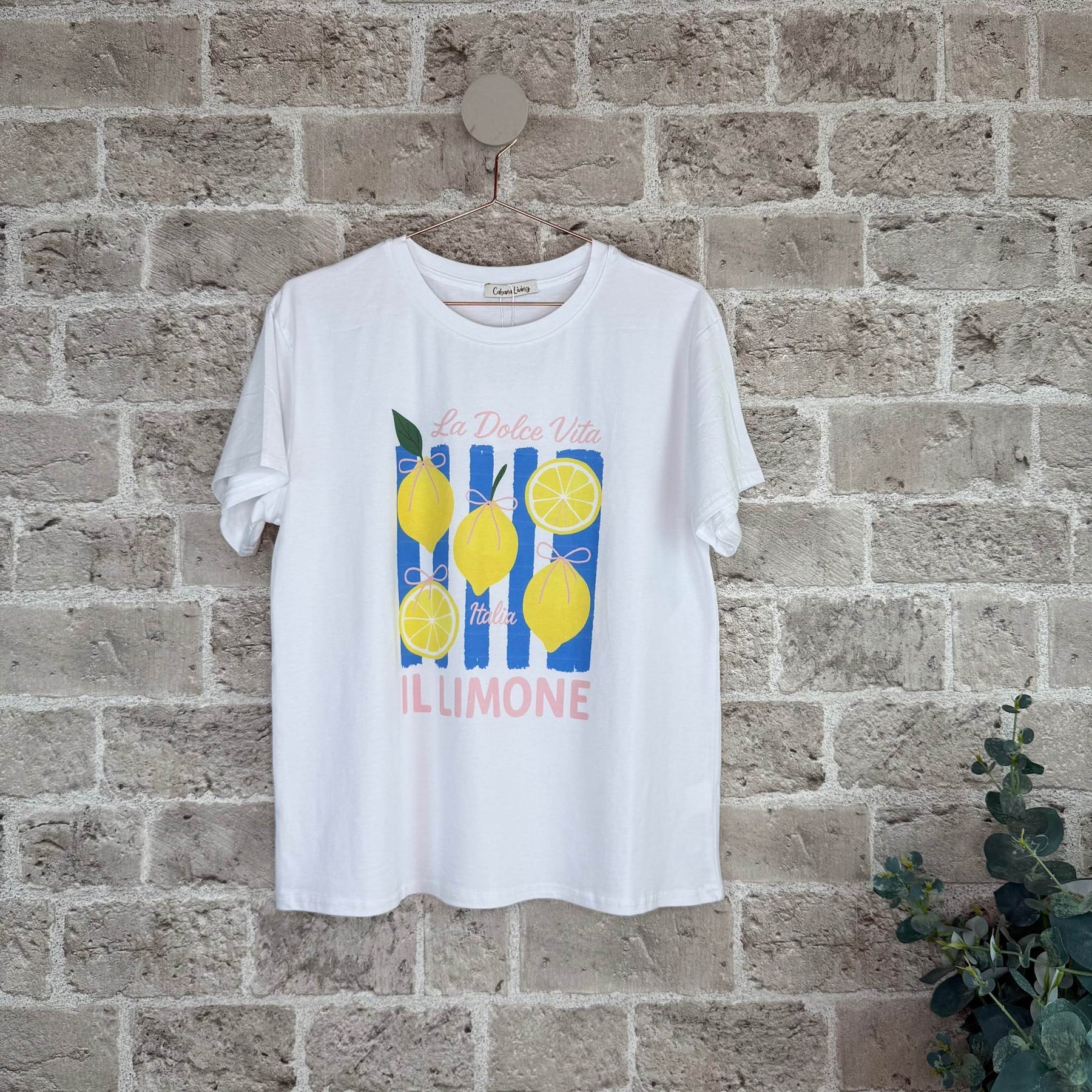 Limone T-shirt i hvid med citronprint og teksten la dolce vita il limone sommerlig casual T-shirt - køb hos butikalrum.dk