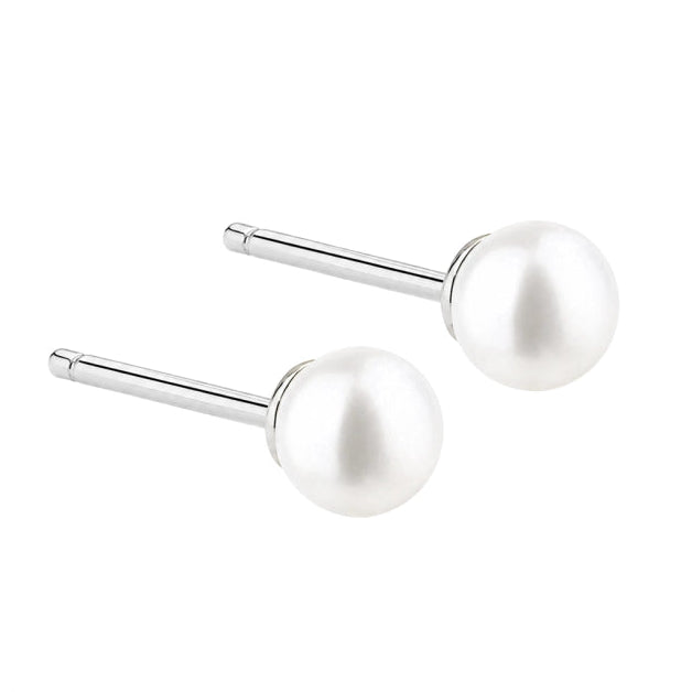 Lizzy Pearl 5 mm ørestikker fra Aqua Dulce med hvide ferskvandsperler i 925 sterling sølv.