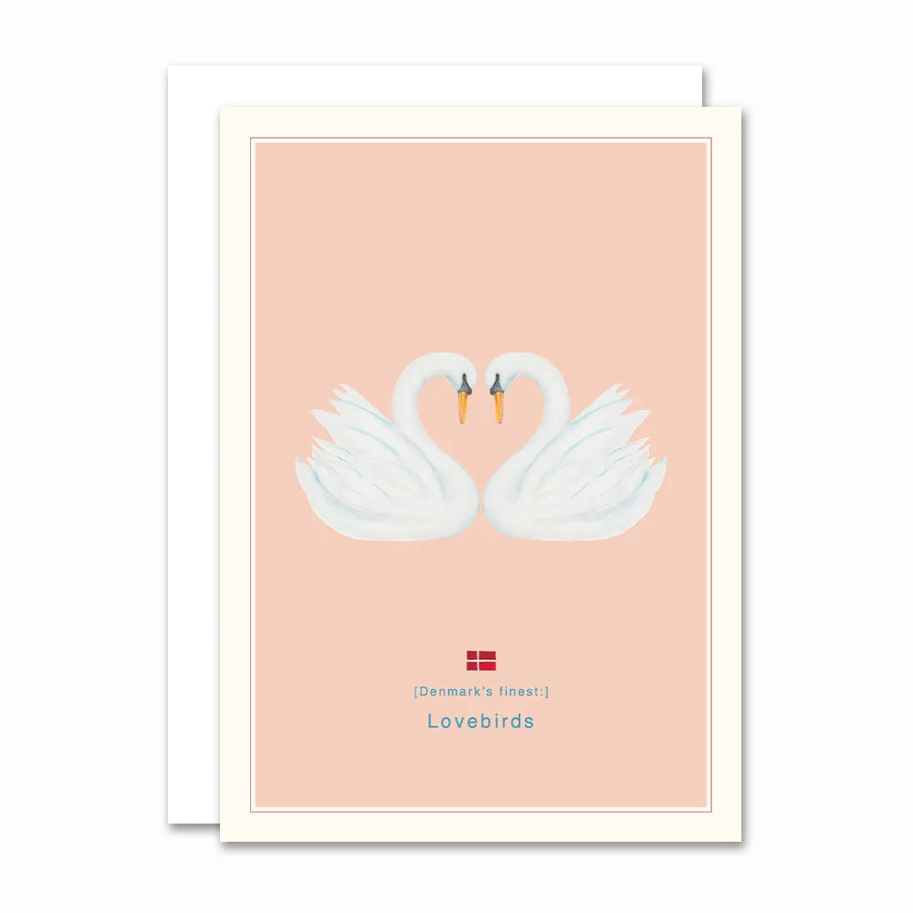 A6 kort "Lovebirds" med to svaner på lyserød baggrund fra All By Voss inkl. råhvid kuvert – køb hos Butik Alrum på Amager eller online på butikalrum.dk.