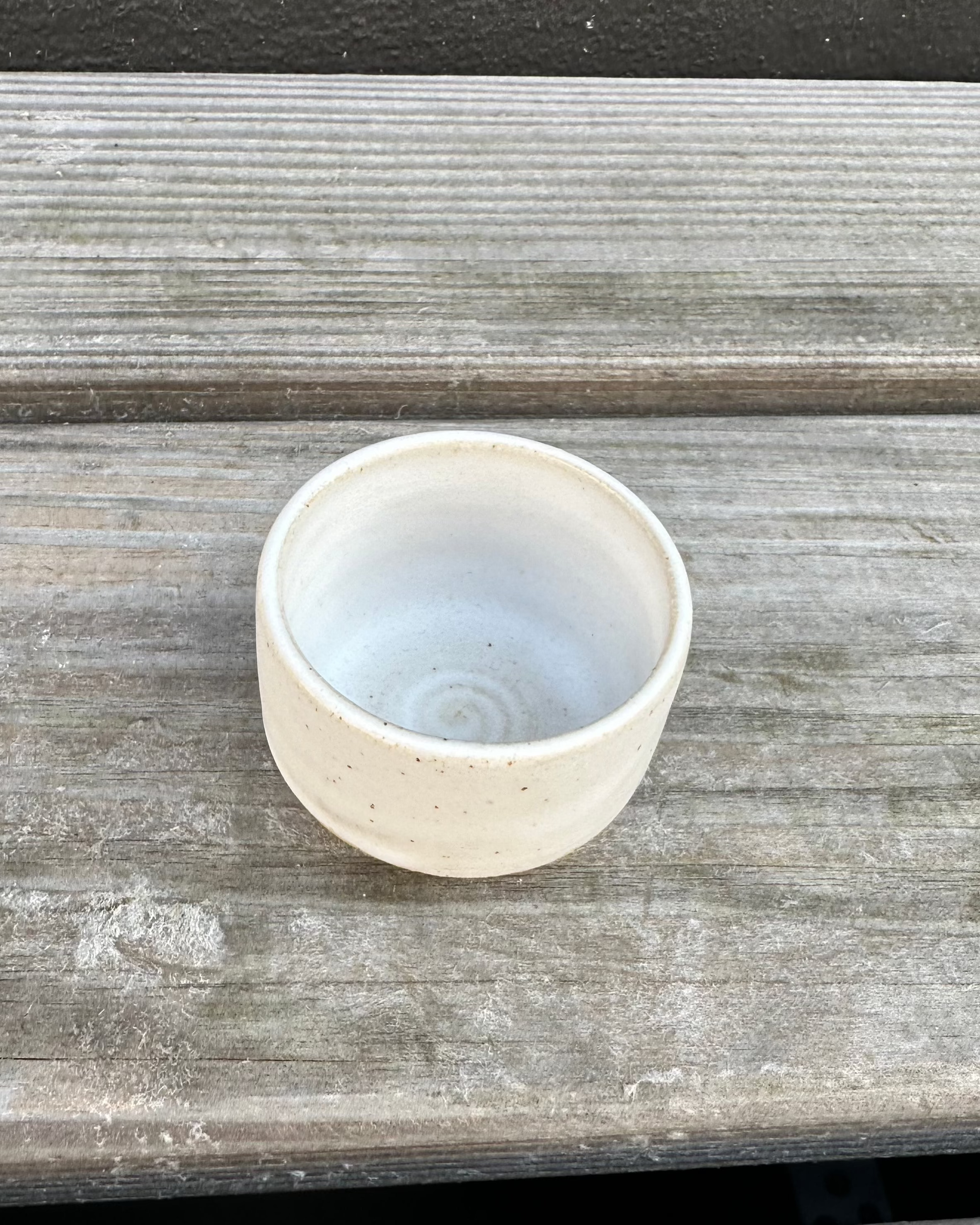 Hånddrejet klassisk æggebæger med spots i mat glasur fra Måne Ceramics, Ø 4,8 cm og H 3,3 cm.