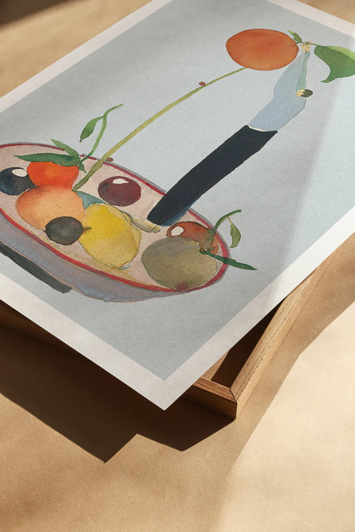 Mandarin Gardener fra Krull Studio. Plakat med motiv af menneske, der står med en store mandarin i en frugtskål.