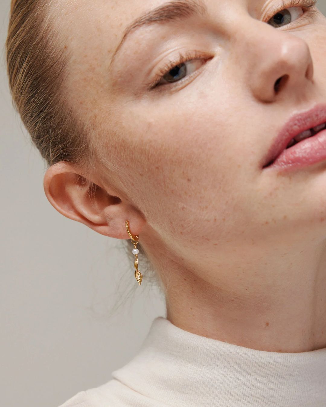 Enamel may hoops i guld med perler