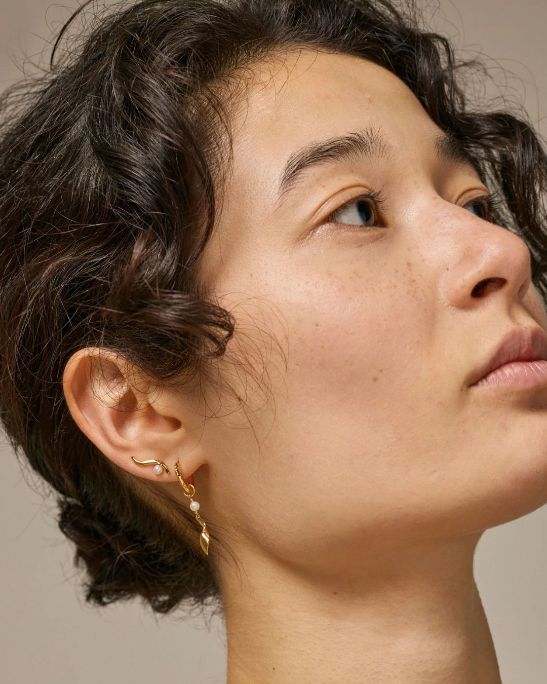 Enamel may hoops i guld med perler