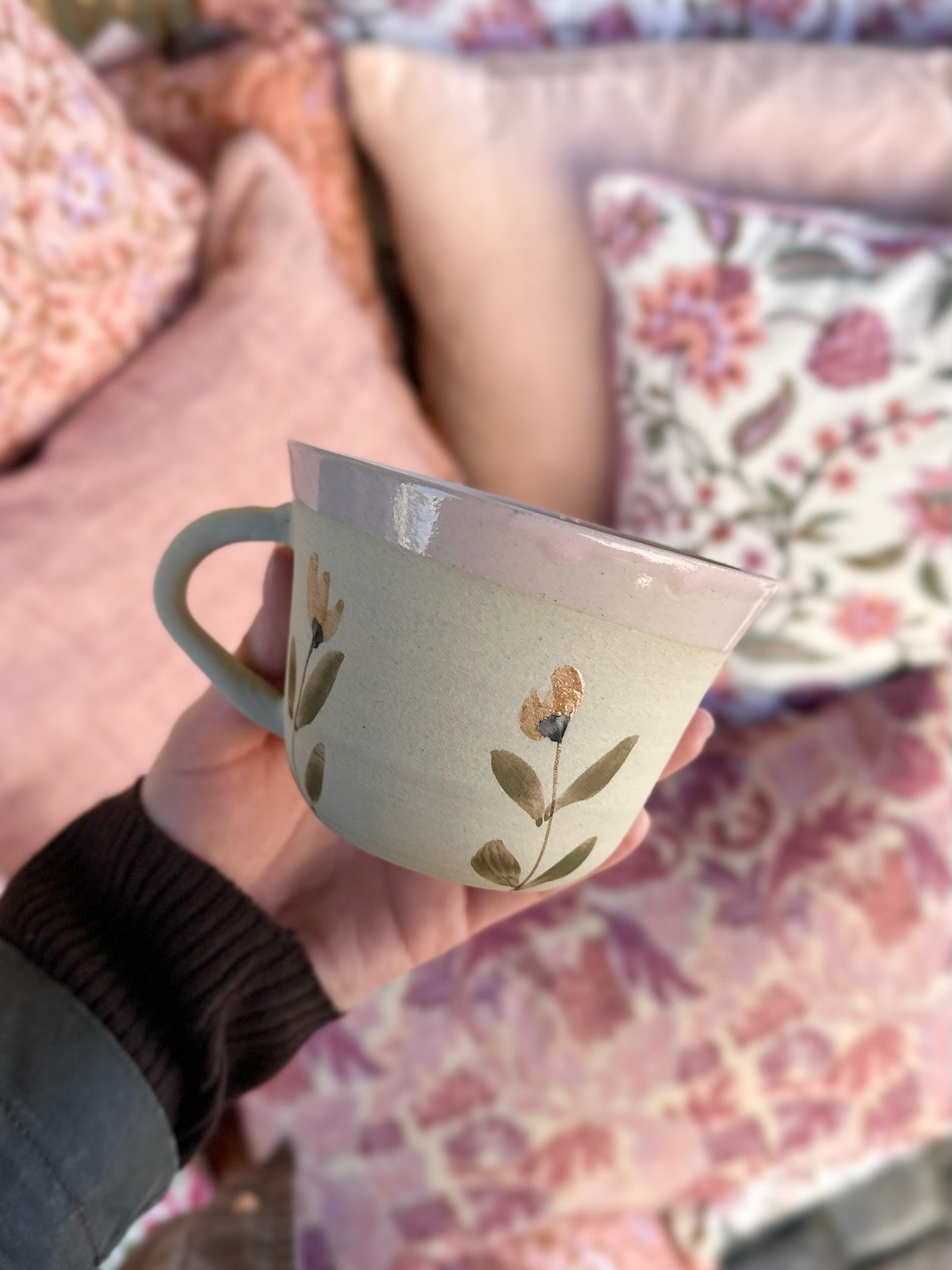 Håndlavet keramik kop med hank mild blomst og rosa kant fra Stine Mei med teksten farmor unik gave - køb hos butikalrum.dk