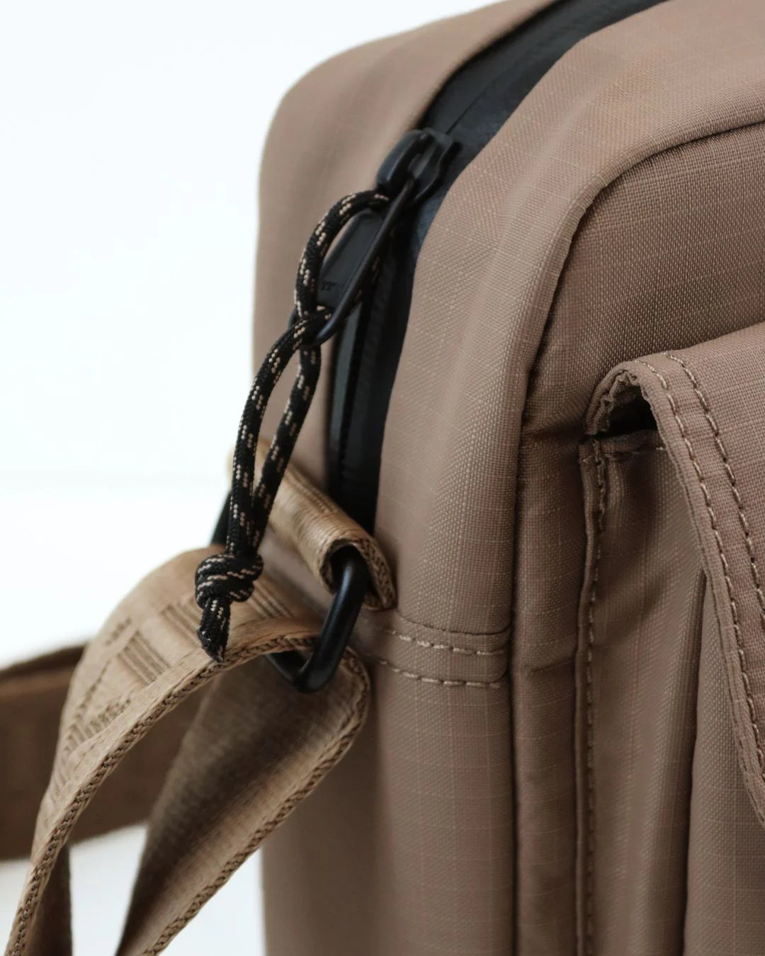 Miles messengertaske i brun farve Scandi Taupe fra Kintobe – kompakt, bæredygtig taske med justerbar rem og flere rum.