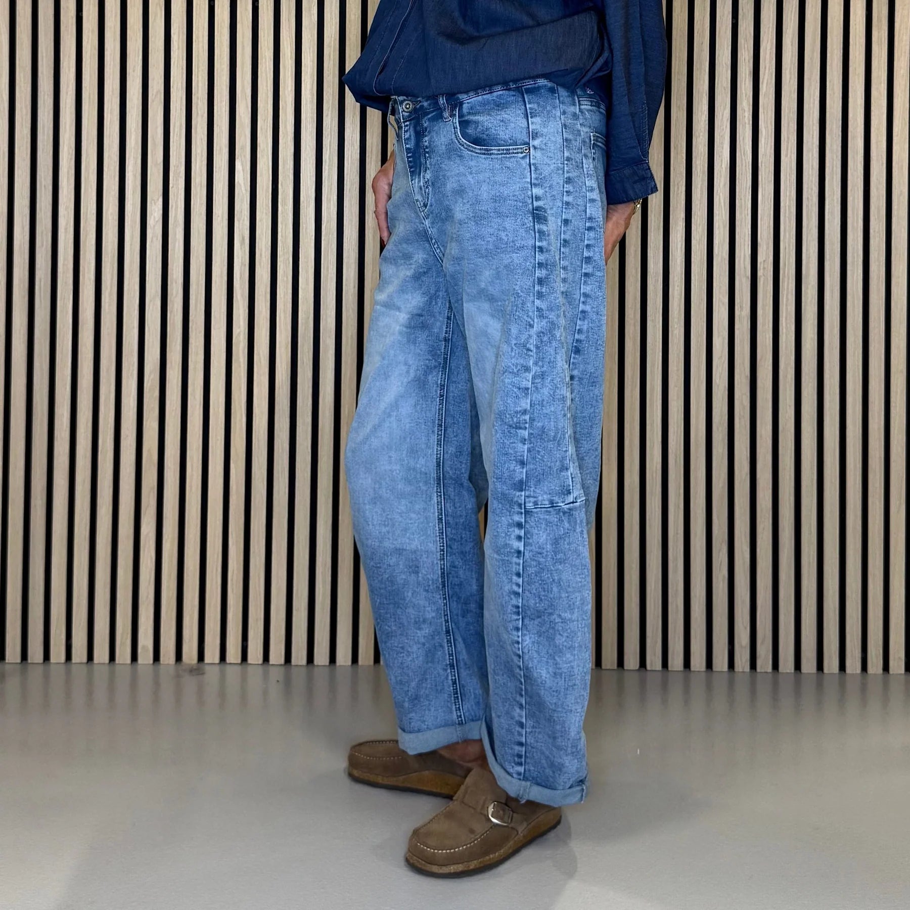 Mowita Jeans i Light Blue fra Cabana Living i blød denim med stretch – køb hos butikalrum.dk.