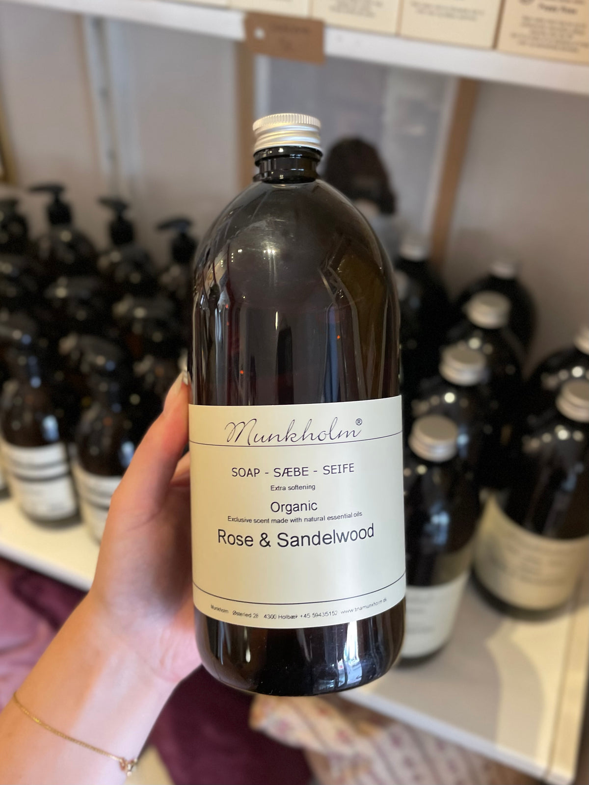 Munkholm Organic flydende sæbe i Rose & Sandelwood, 1 liter – køb hos butikalrum.dk.