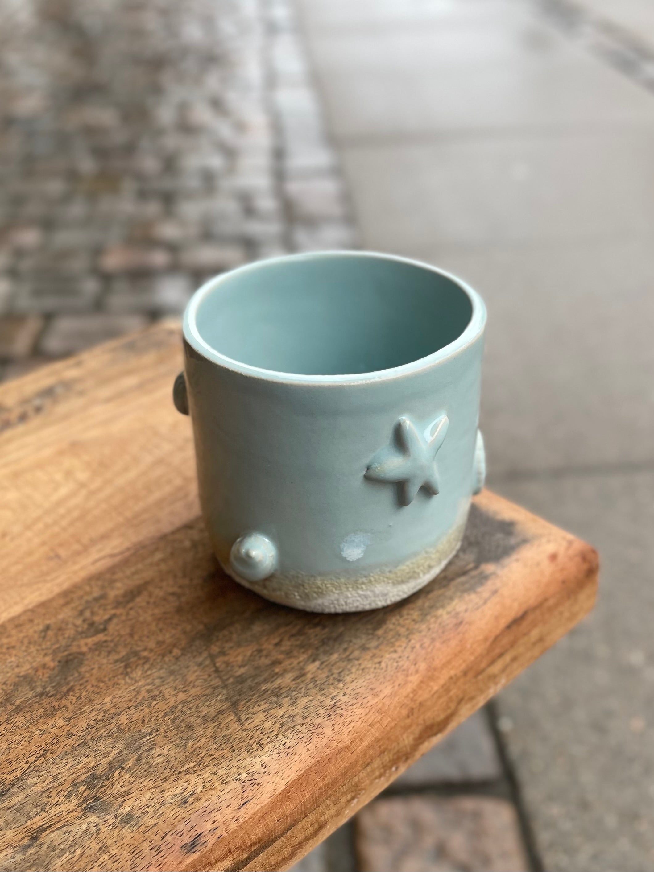 Blå muslingekop med havinspireret design – køb hos butikalrum.dk
