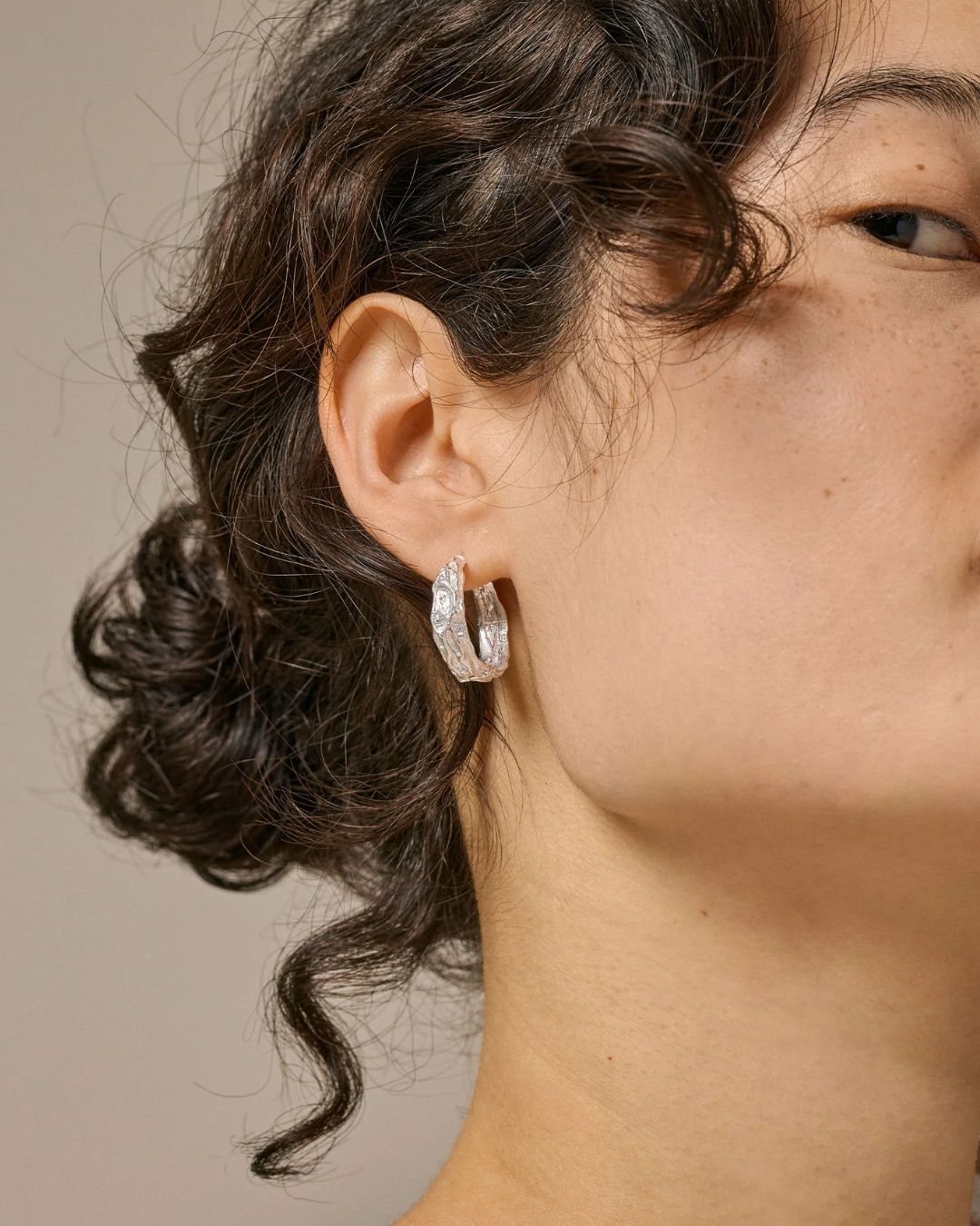 Enamel hoops Nela 20 mm. i forgyldt sterling sølv