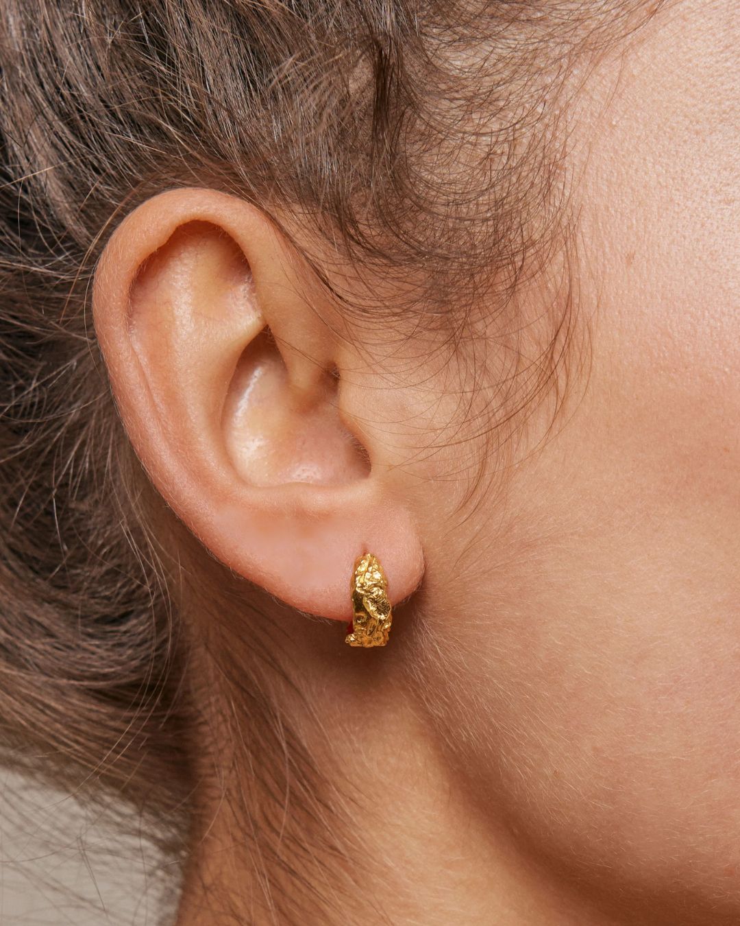 Enamel Nela hoops i størrelse small, guld