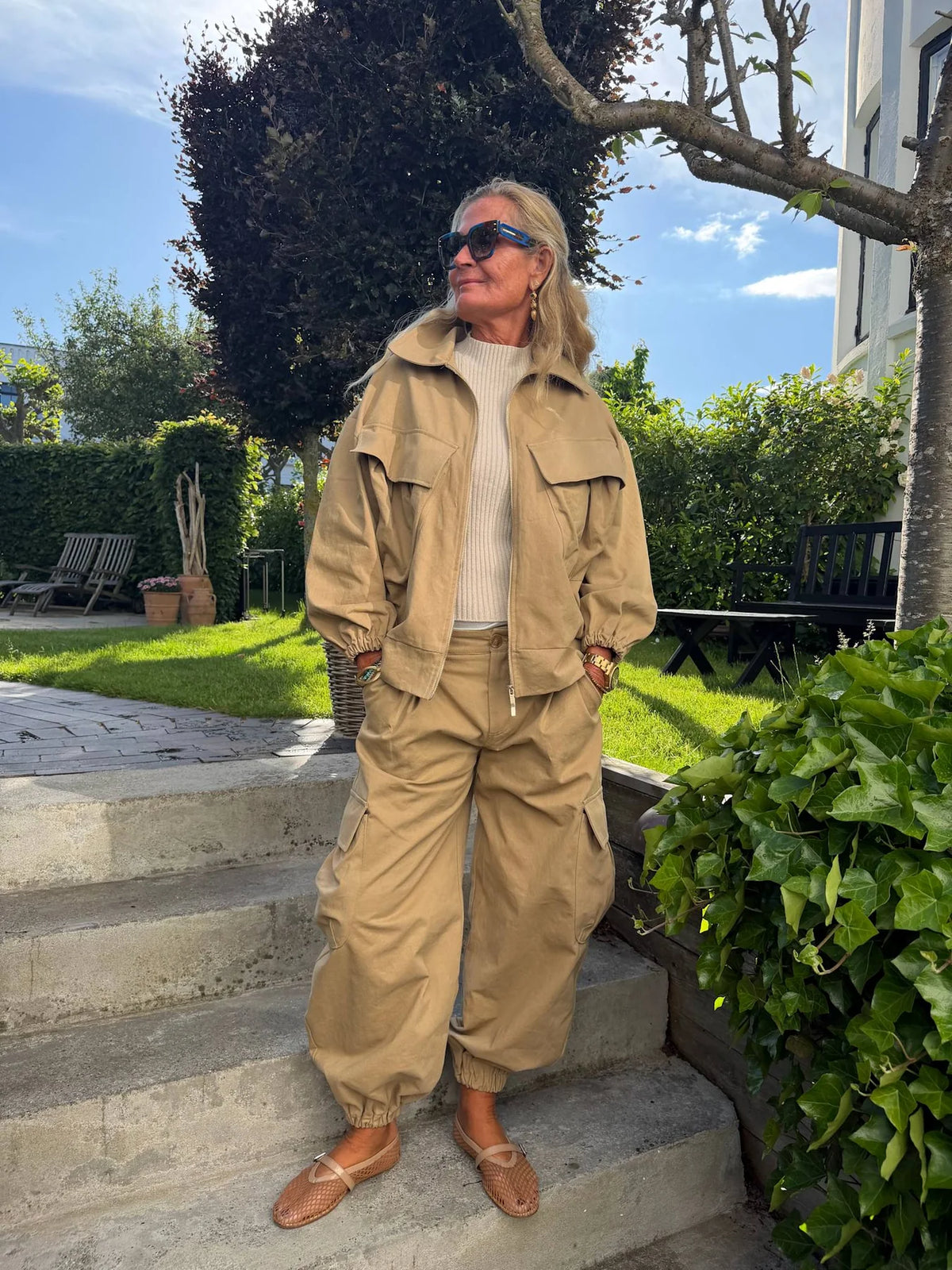 Nomade cargo bukser i Camello fra Cabana Living med loose fit, cargolommer og ballonpasform i 100% bomuld – køb hos butikalrum.dk.