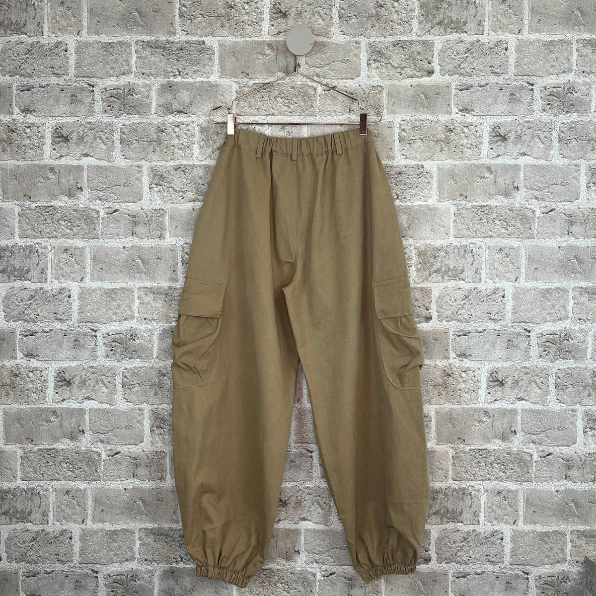 Nomade cargo bukser i Camello fra Cabana Living med loose fit, cargolommer og ballonpasform i 100% bomuld – køb hos butikalrum.dk.