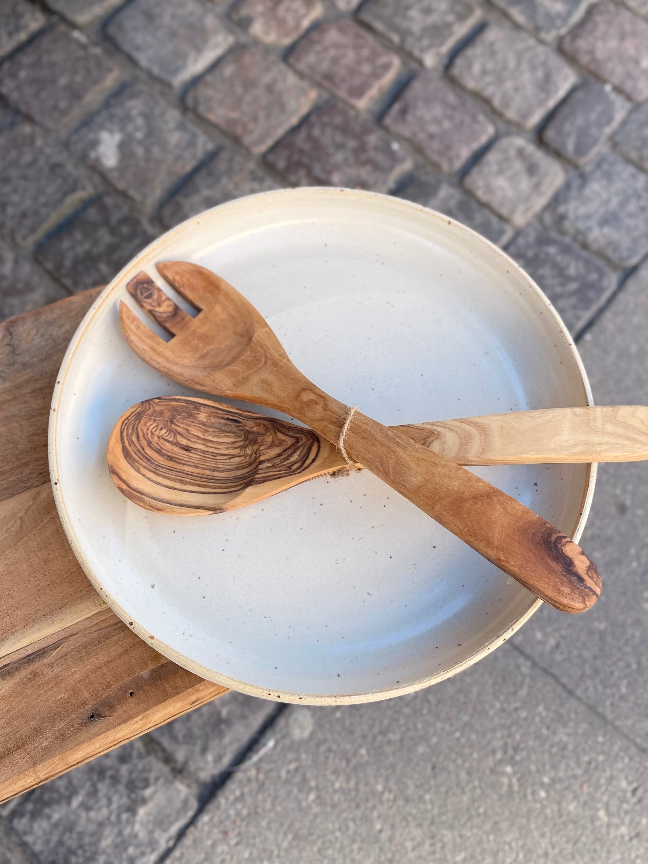 Beige serveringsfad i rå ler og glaseret finish – køb hos butikalrum.dk