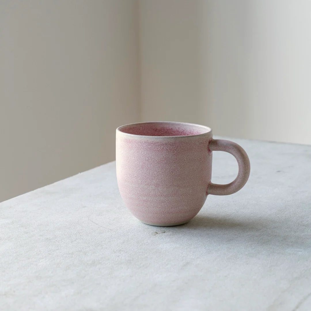 Oda rund kop med hank i rosa fra Julie Damhus til kaffe og te - koeb hos butikalrum.dk