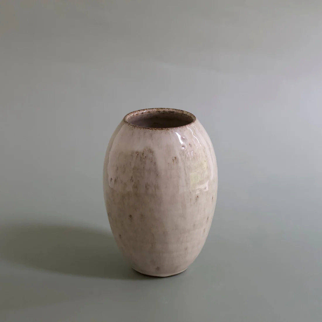Odd Vase i Floating White fra Odd Boys Ceramics, hånddrejet stentøjsvase med afrundet form og let struktureret glasur – køb hos butikalrum.dk.