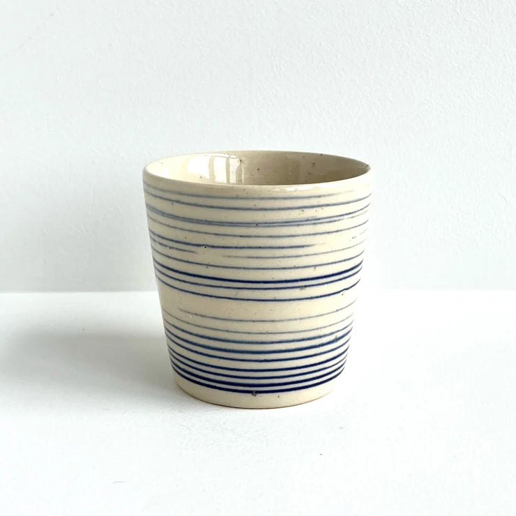 Ø-kop Original i Blue Pinstripes, håndlavet bornholmsk keramik Ø7,5 cm – køb hos butikalrum.dk.