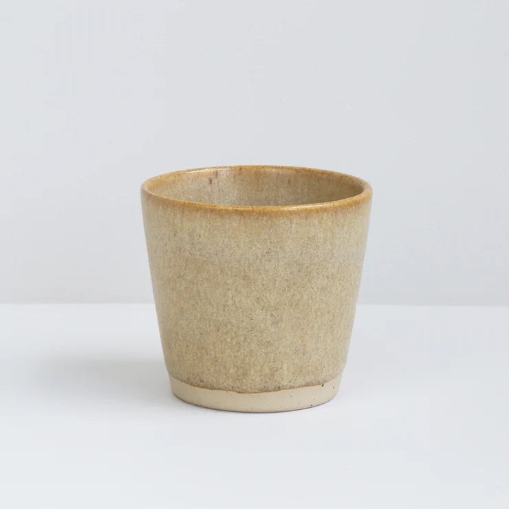 Ø-kop Original i Sand, håndlavet bornholmsk keramik Ø7,5 cm – køb hos butikalrum.dk.