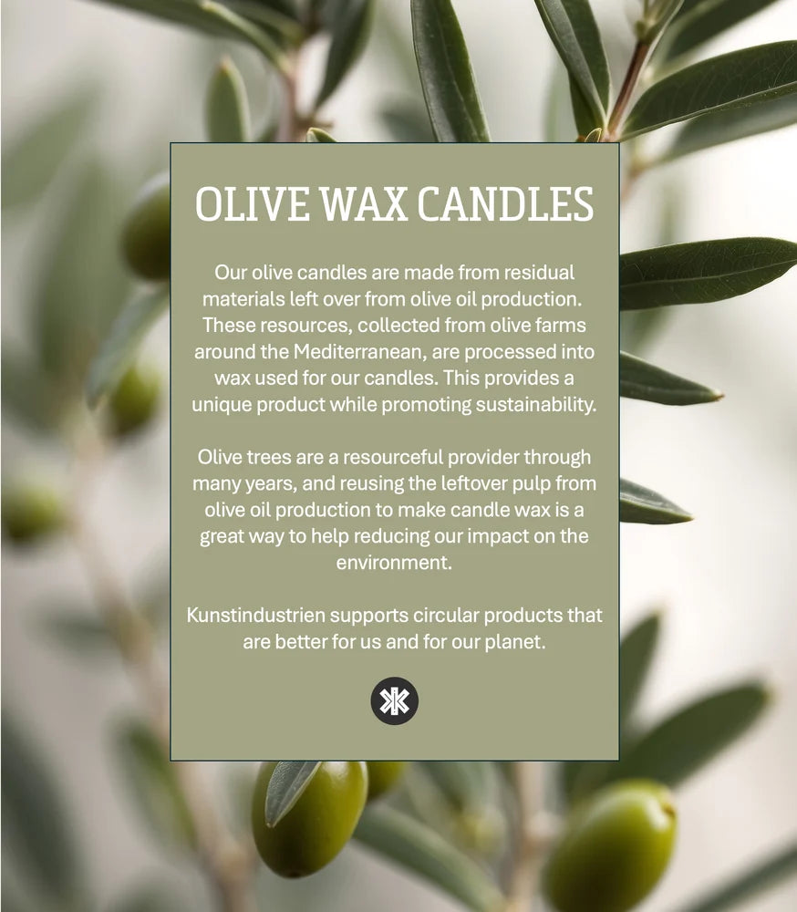 Upcycled Olive Wax kalenderlys i Moss Green fra Kunstindustrien, 100% upcycled olivenvoks, Ø 6 x H 28 cm – køb hos butikalrum.dk.