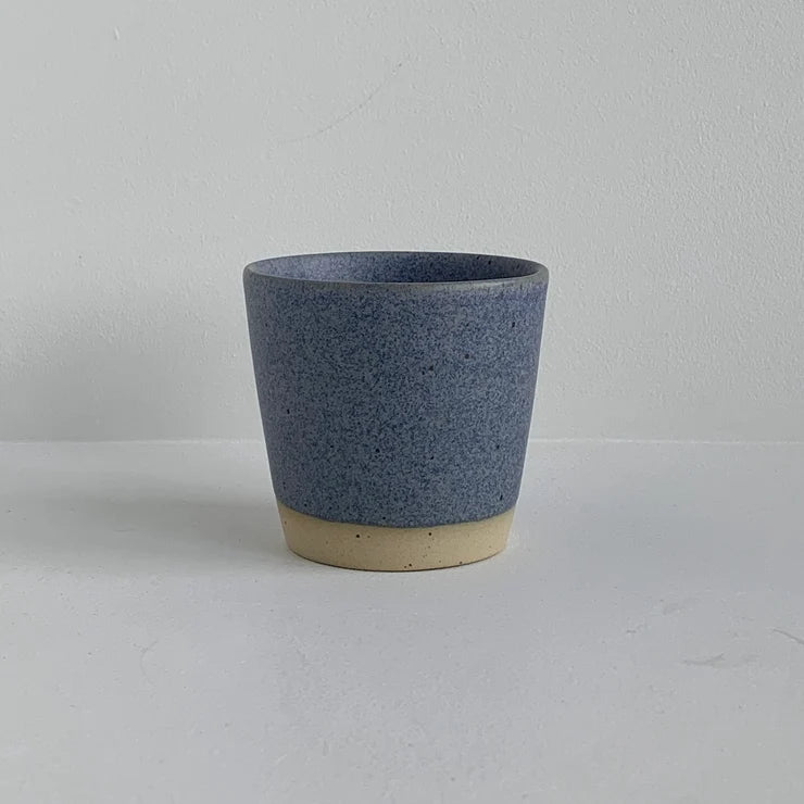Original Cup i Dreamy Blue fra bornholmsk keramik, håndlavet kop Ø7,5 cm – køb hos butikalrum.dk.