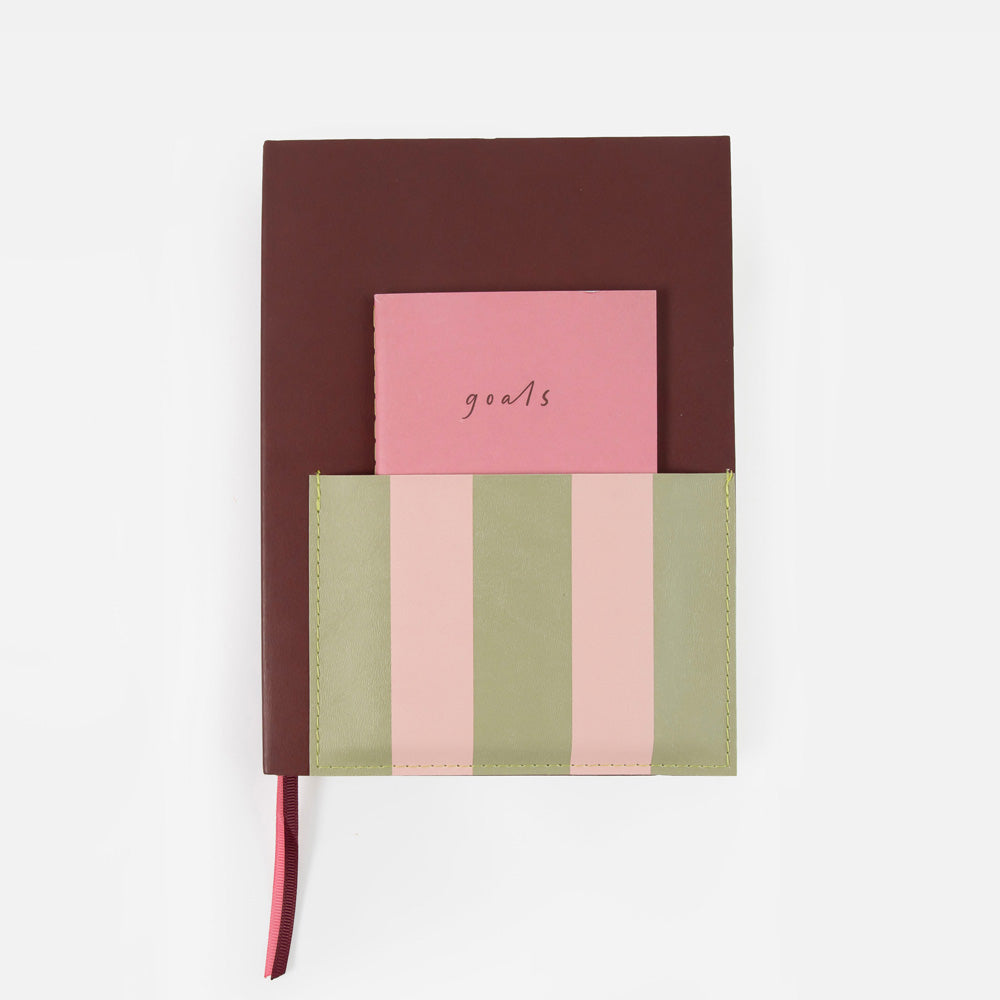Wine/Pink & Green Stripe Pocket Journal Set med bordeauxfarvet journal, stribet lomme i rosa og grøn samt mini-notesbog til mål – køb hos butikalrum.dk.