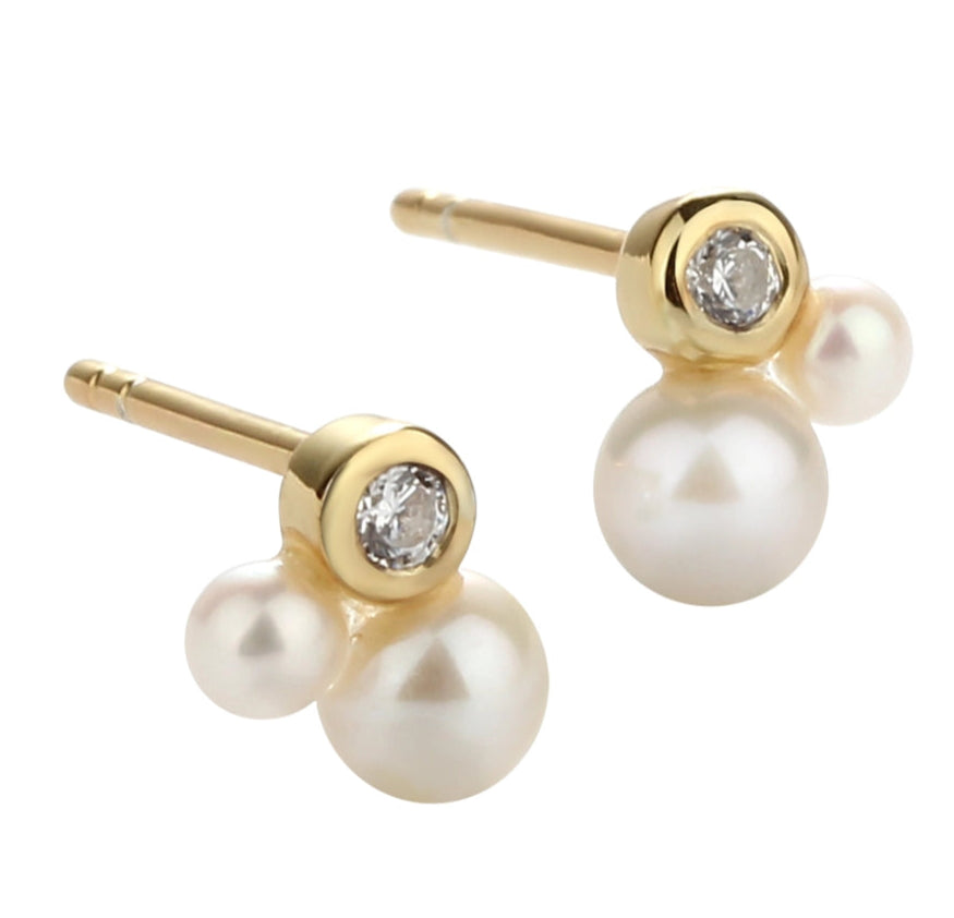 Pretty Pearl Petit ørestikker i forgyldt sterling sølv med klar zirkonia og små ferskvandsperler | Køb hos Butikalrum.dk