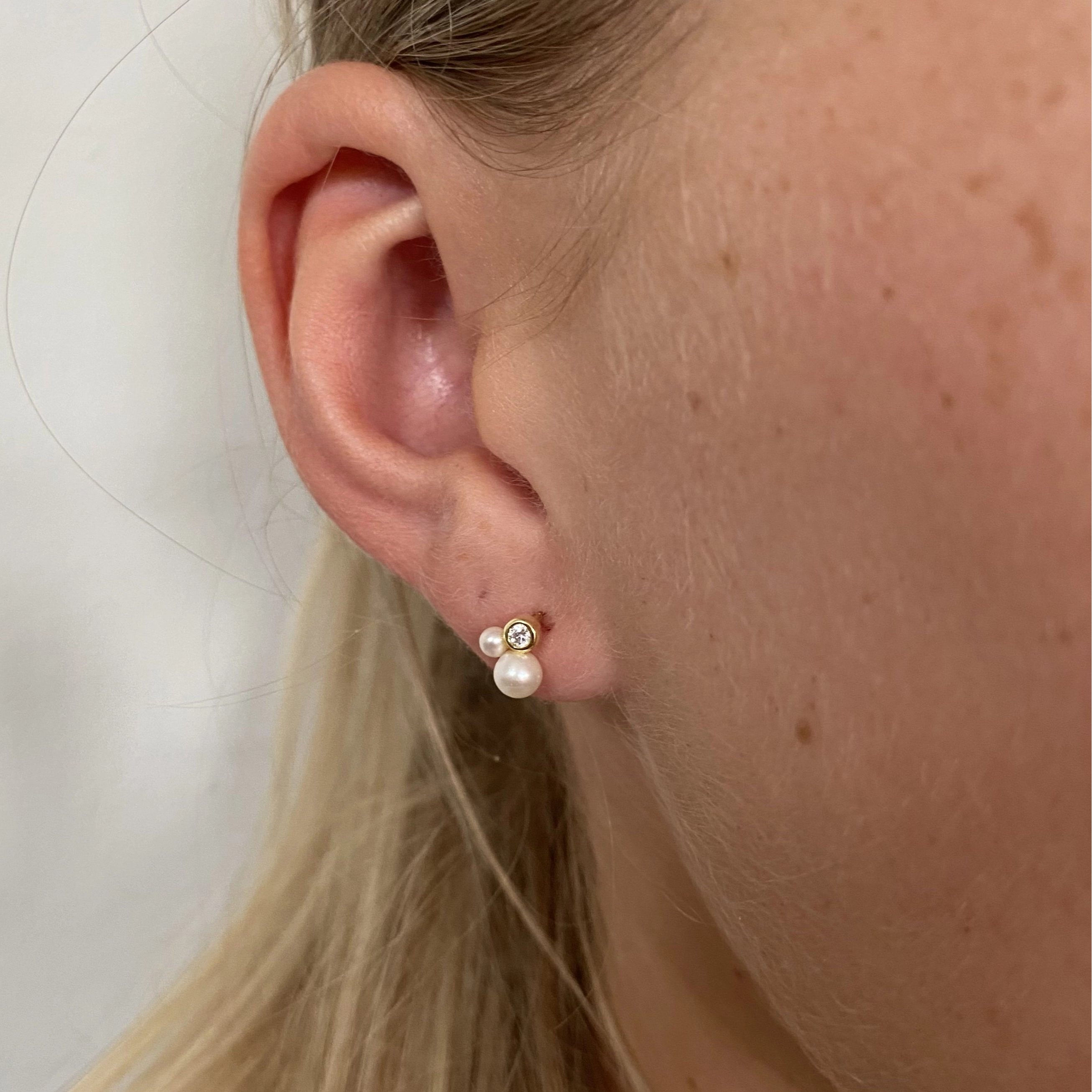 Pretty Pearl Petit ørestikker i forgyldt sterling sølv med klar zirkonia og små ferskvandsperler | Køb hos Butikalrum.dk