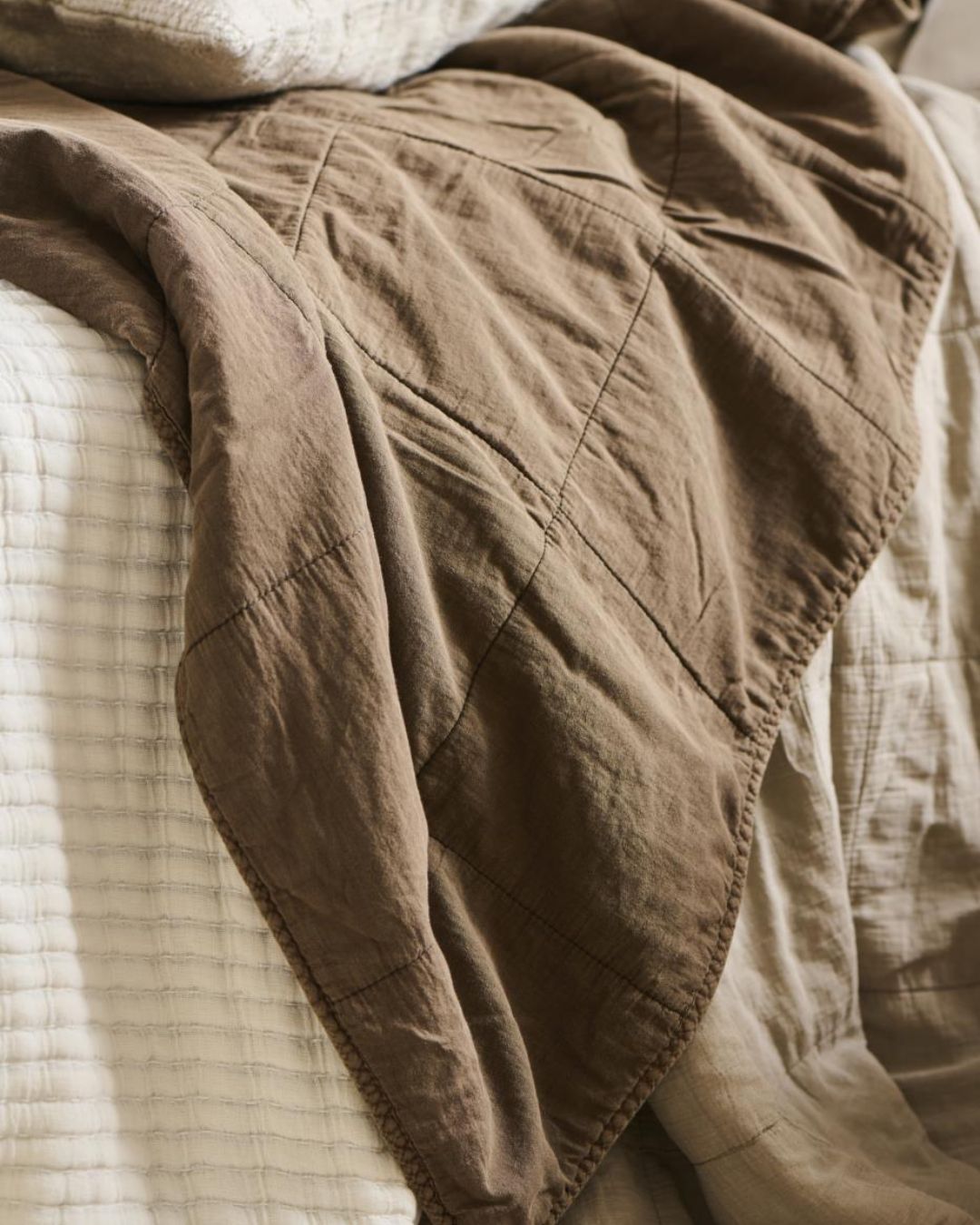 Vintage Quilt i chocolate farve, lavet af 100% bomuld, stenvasket for ekstra blødhed og slidte udtryk, mål 130 x 180 cm.