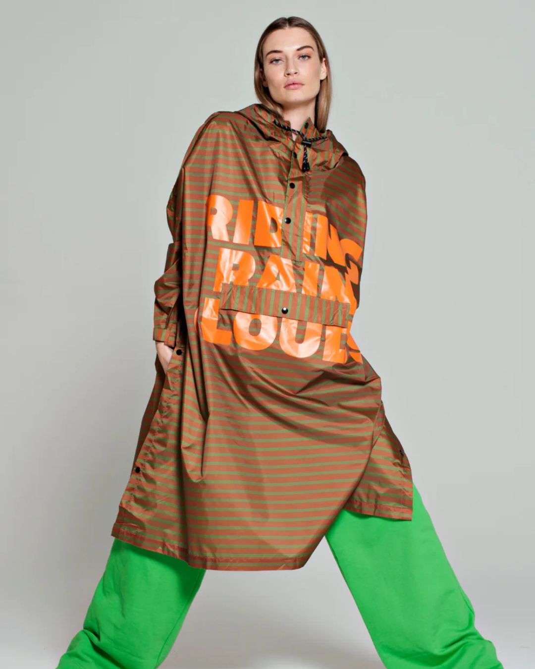 Rainkiss Poncho i Breton brown/green – vandtæt og cykelvenlig unisex-regnponcho med ekstra længde, der holder lårene tørre i regnvejr.
