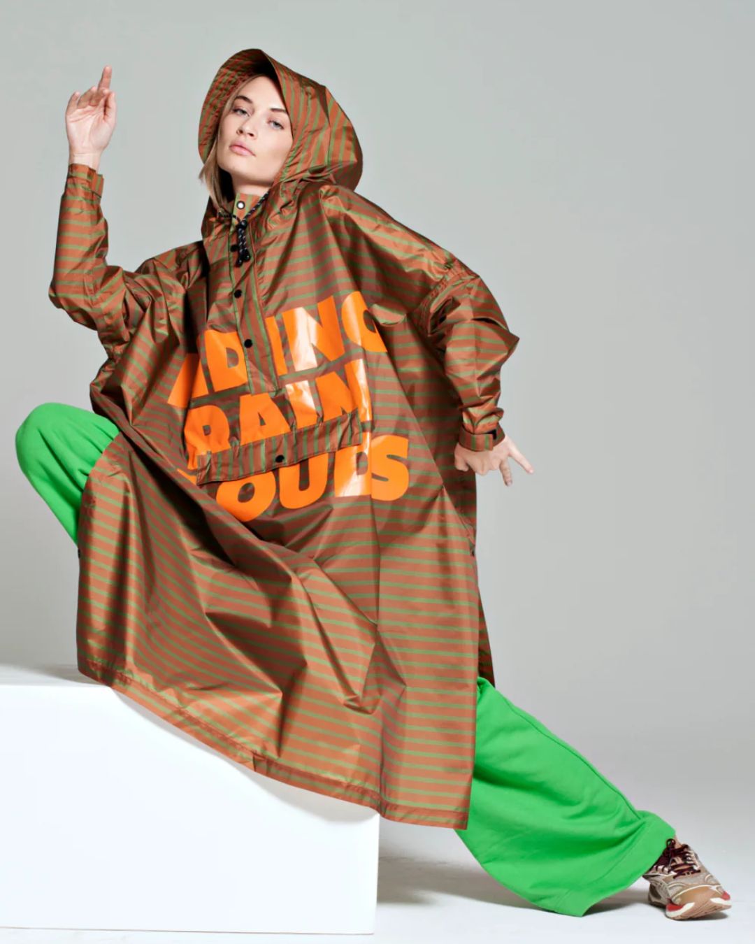 Rainkiss Poncho i Breton brown/green – vandtæt og cykelvenlig unisex-regnponcho med ekstra længde, der holder lårene tørre i regnvejr.