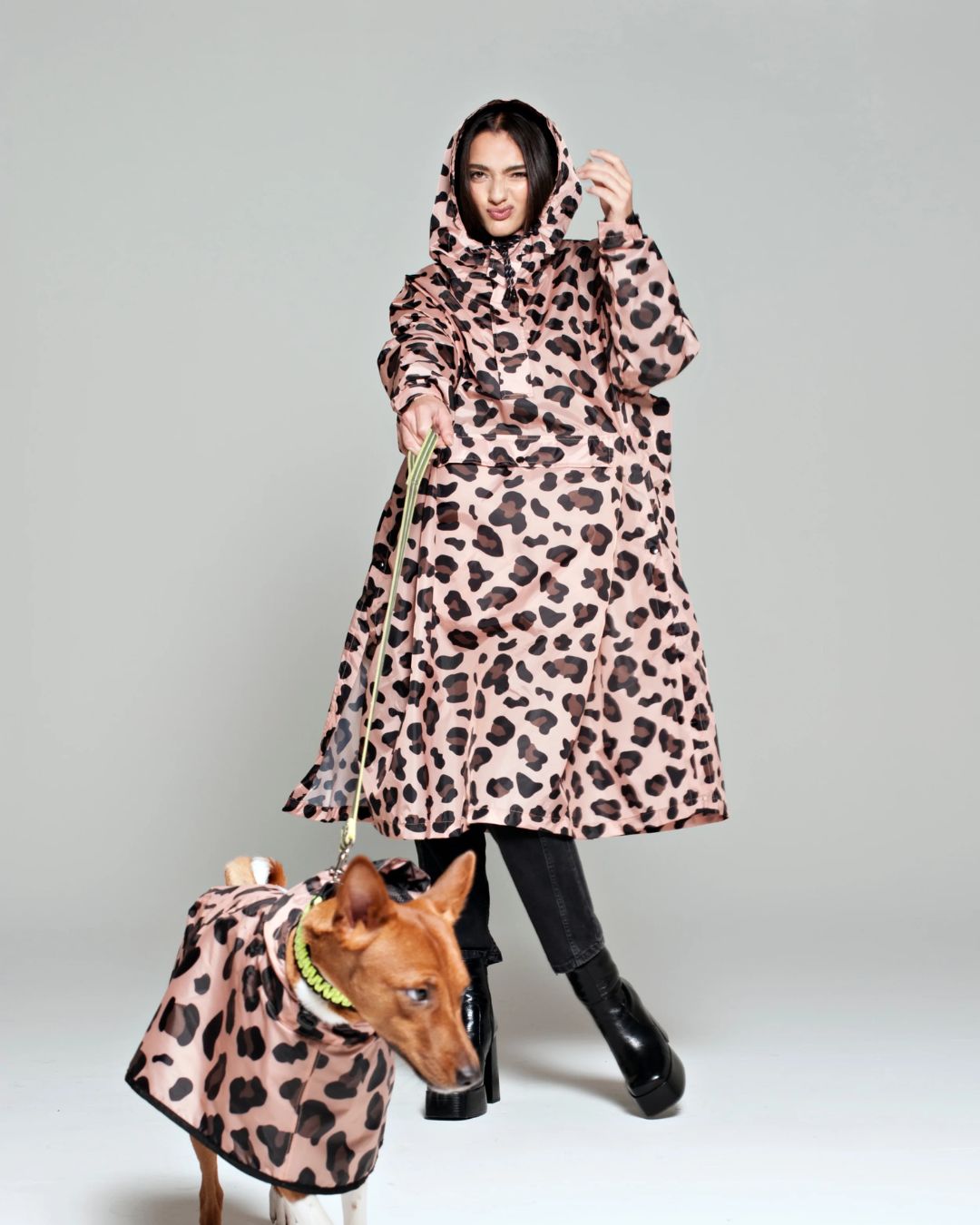 Rainkiss Poncho i Pink Panther – vandtæt og cykelvenlig unisex-regnponcho med ekstra længde, der holder lårene tørre i regnvejr.