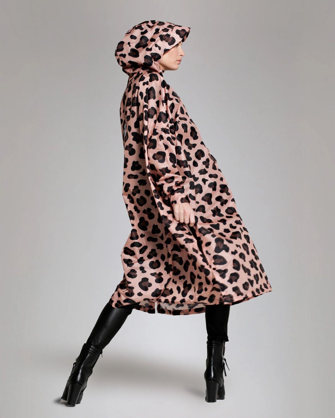 Rainkiss Poncho i Pink Panther – vandtæt og cykelvenlig unisex-regnponcho med ekstra længde, der holder lårene tørre i regnvejr.