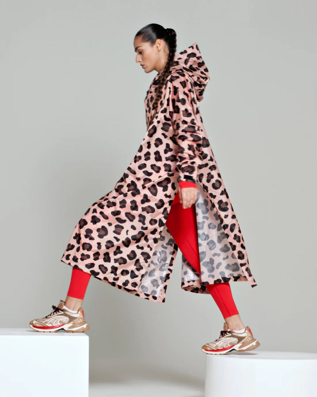 Rainkiss Poncho i Pink Panther – vandtæt og cykelvenlig unisex-regnponcho med ekstra længde, der holder lårene tørre i regnvejr.