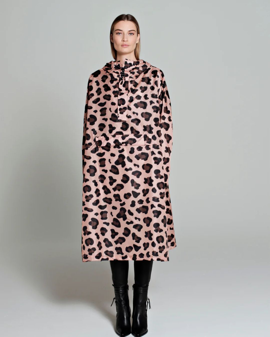 Rainkiss Poncho i Pink Panther – vandtæt og cykelvenlig unisex-regnponcho med ekstra længde, der holder lårene tørre i regnvejr.