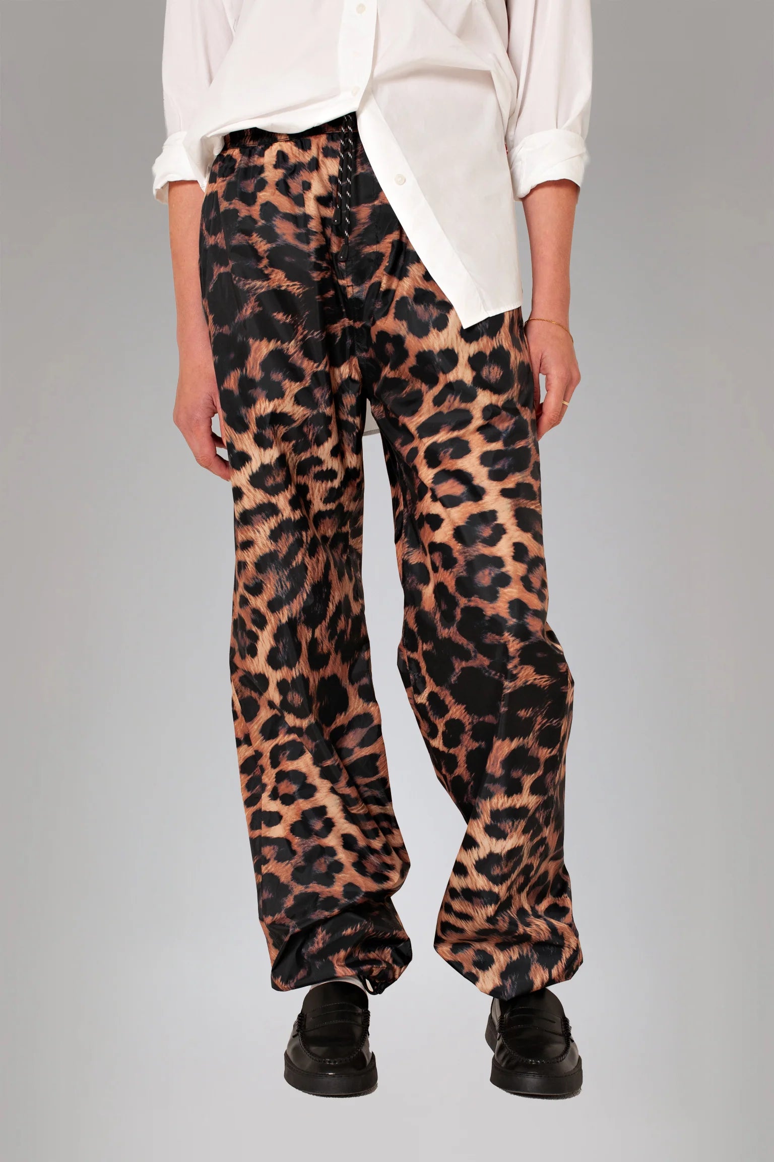 Rainkiss Rain Pants Dark Leo med leopardprint og vandtæt design – køb hos Butik Alrum