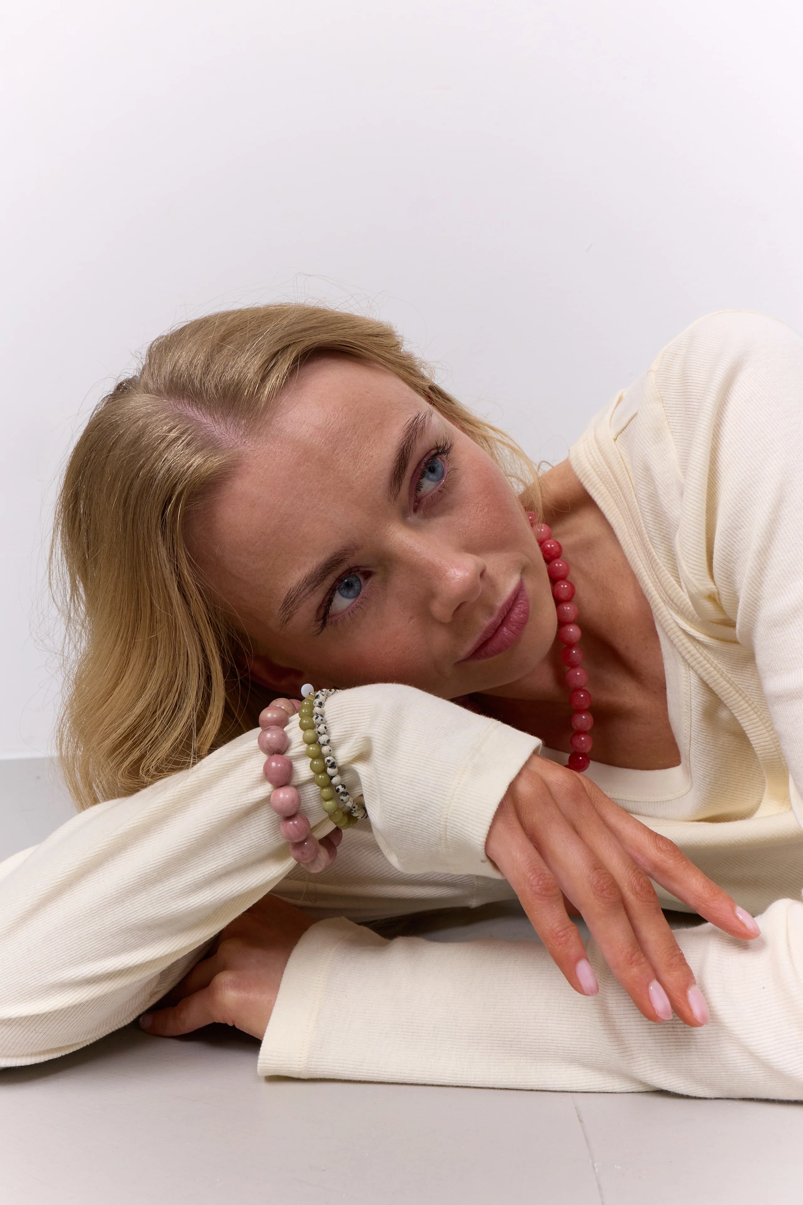 Chunky Rhodonit stretch armbånd fra Soï Copenhagen – køb hos butikalrum.dk
