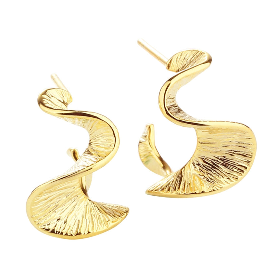 Rhumba hoop øreringe i forgyldt Sterling sølv med mønstret buedesign – nikkelfrie | Køb hos butikalrum.dk