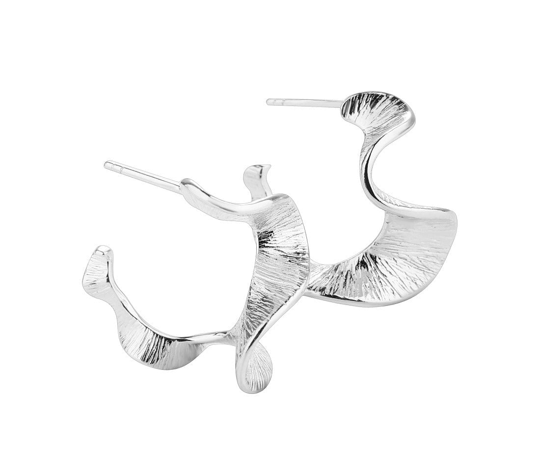 Rhumba ørering i 925 Sterling sølv – medium størrelse 25 mm med buet og mønstret design