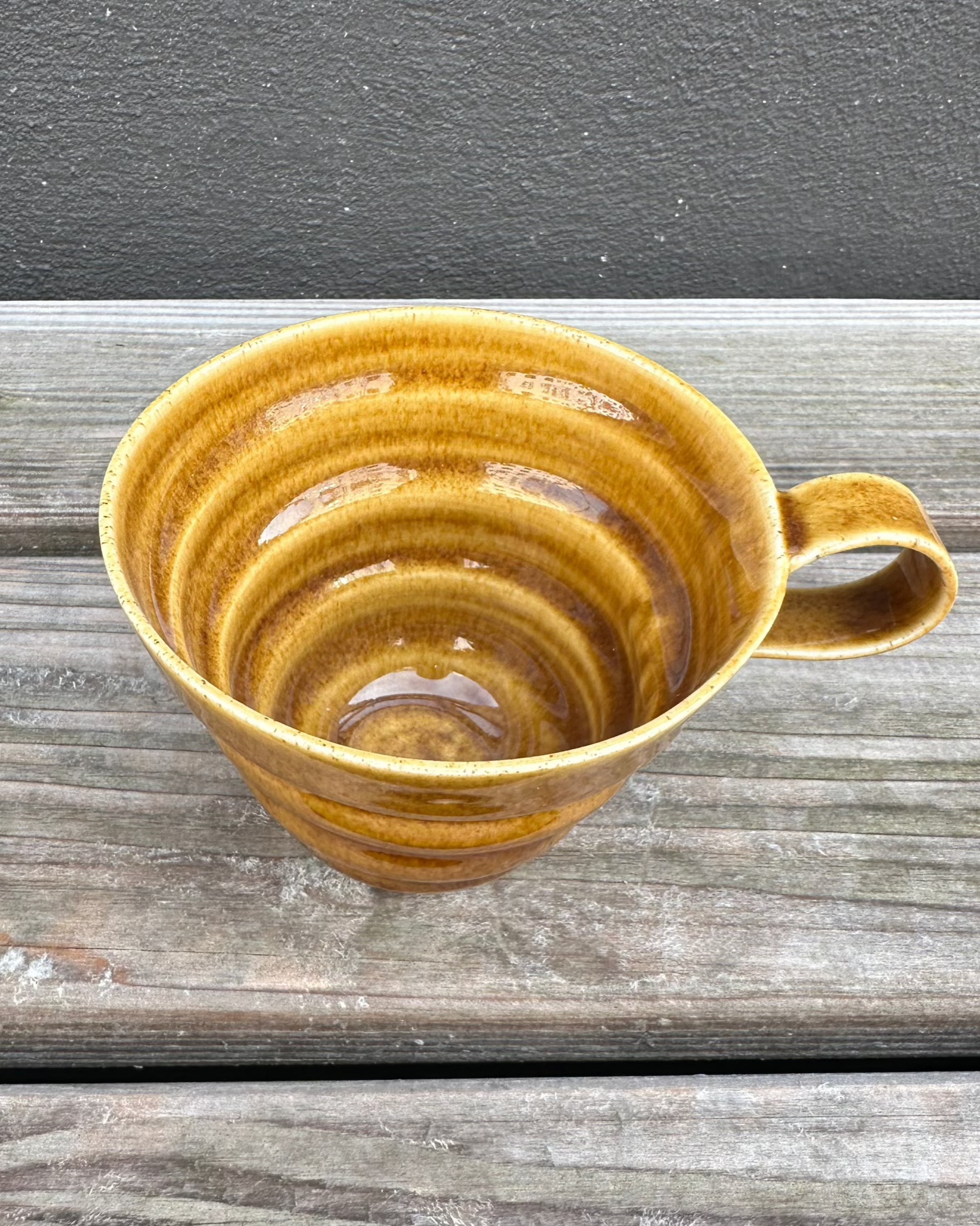 Håndlavet spiralkop i brun fra Rikke Mangelsen.