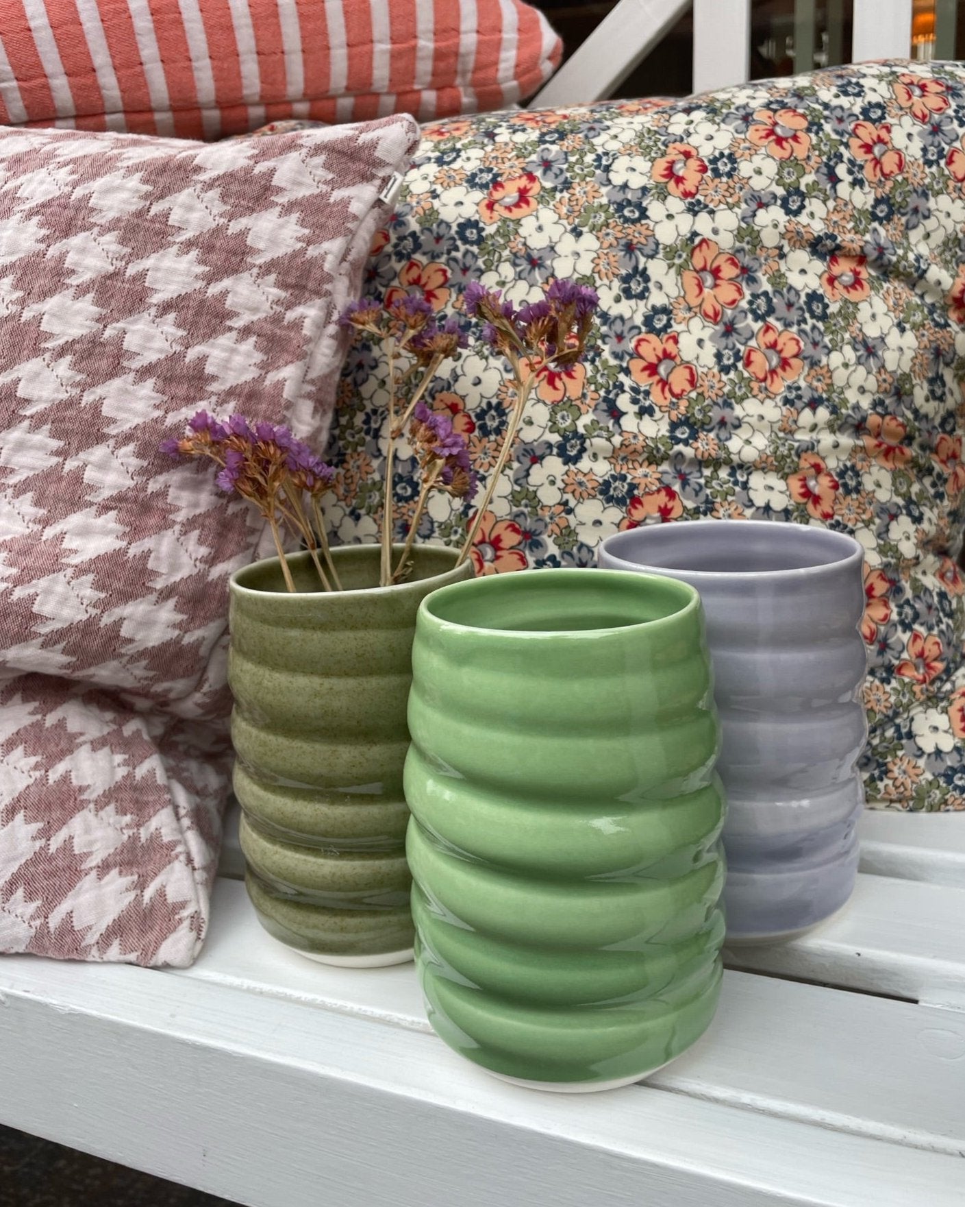 Håndlavet Spiral Vase i æblegrøn fra Rikke Mangelsen med spiralstruktur.