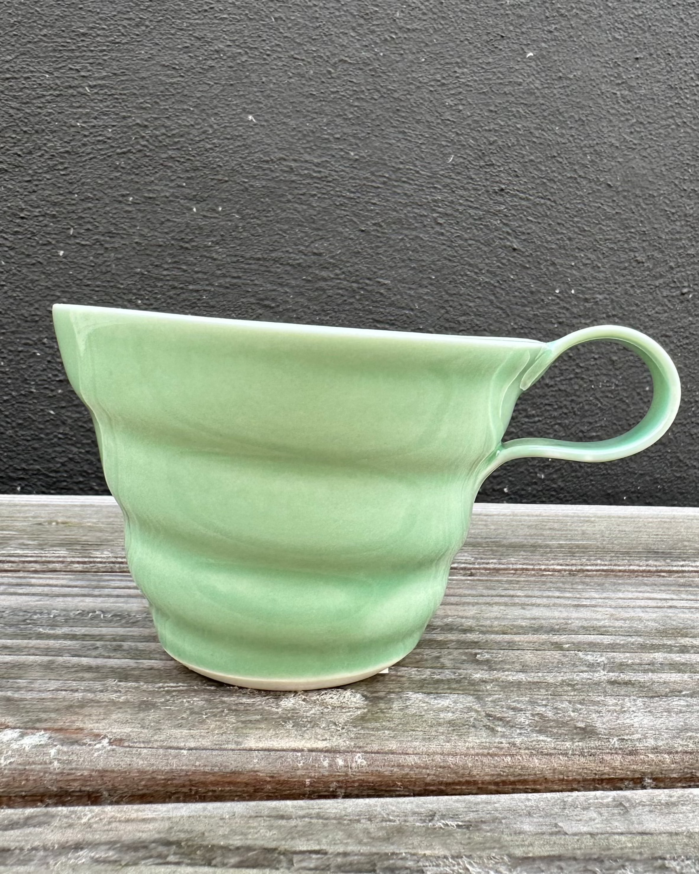 Håndlavet spiralkop i æblegrøn fra Rikke Mangelsen.
