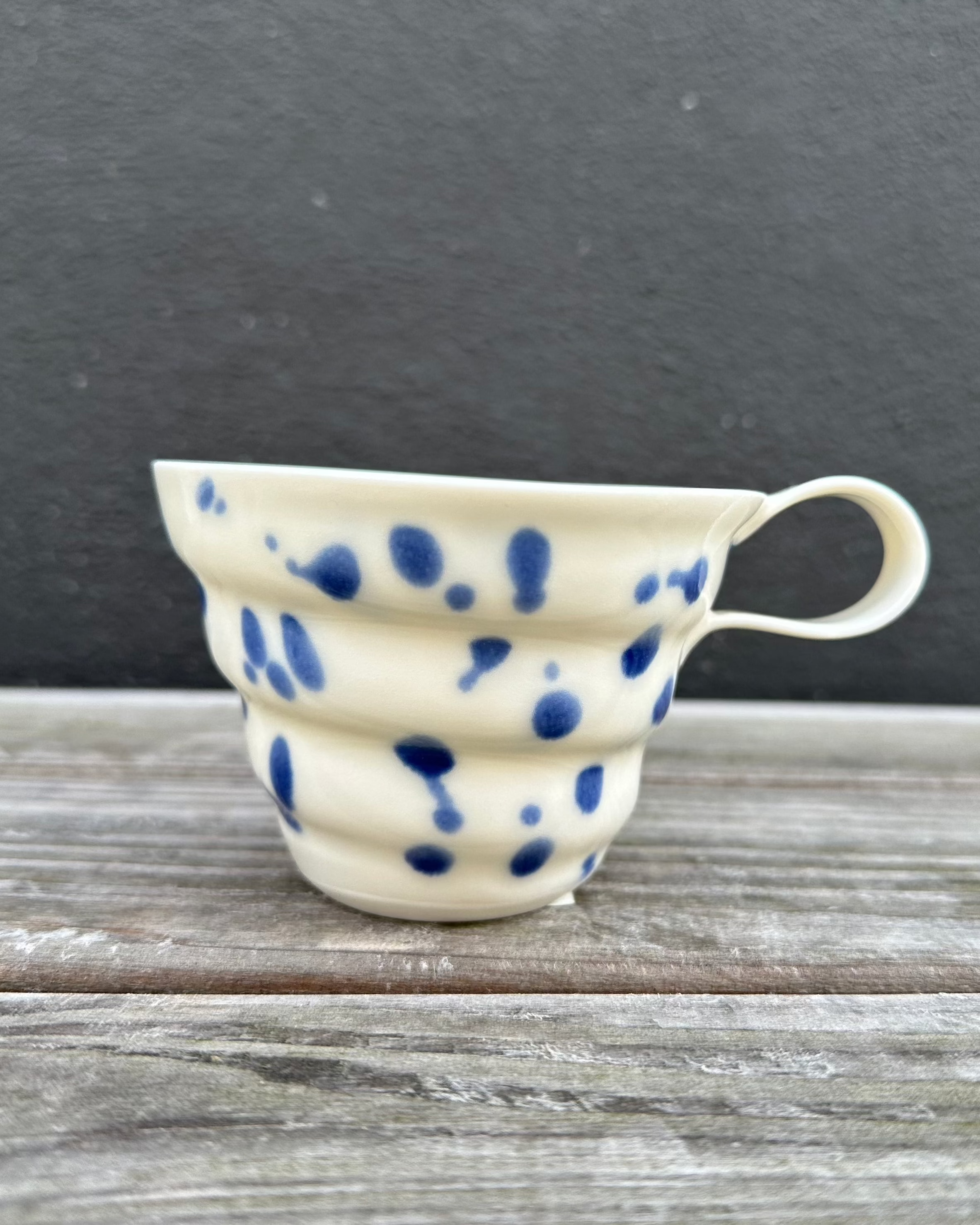 Håndlavet spiralkop med blå splash mønster fra Rikke Mangelsen.