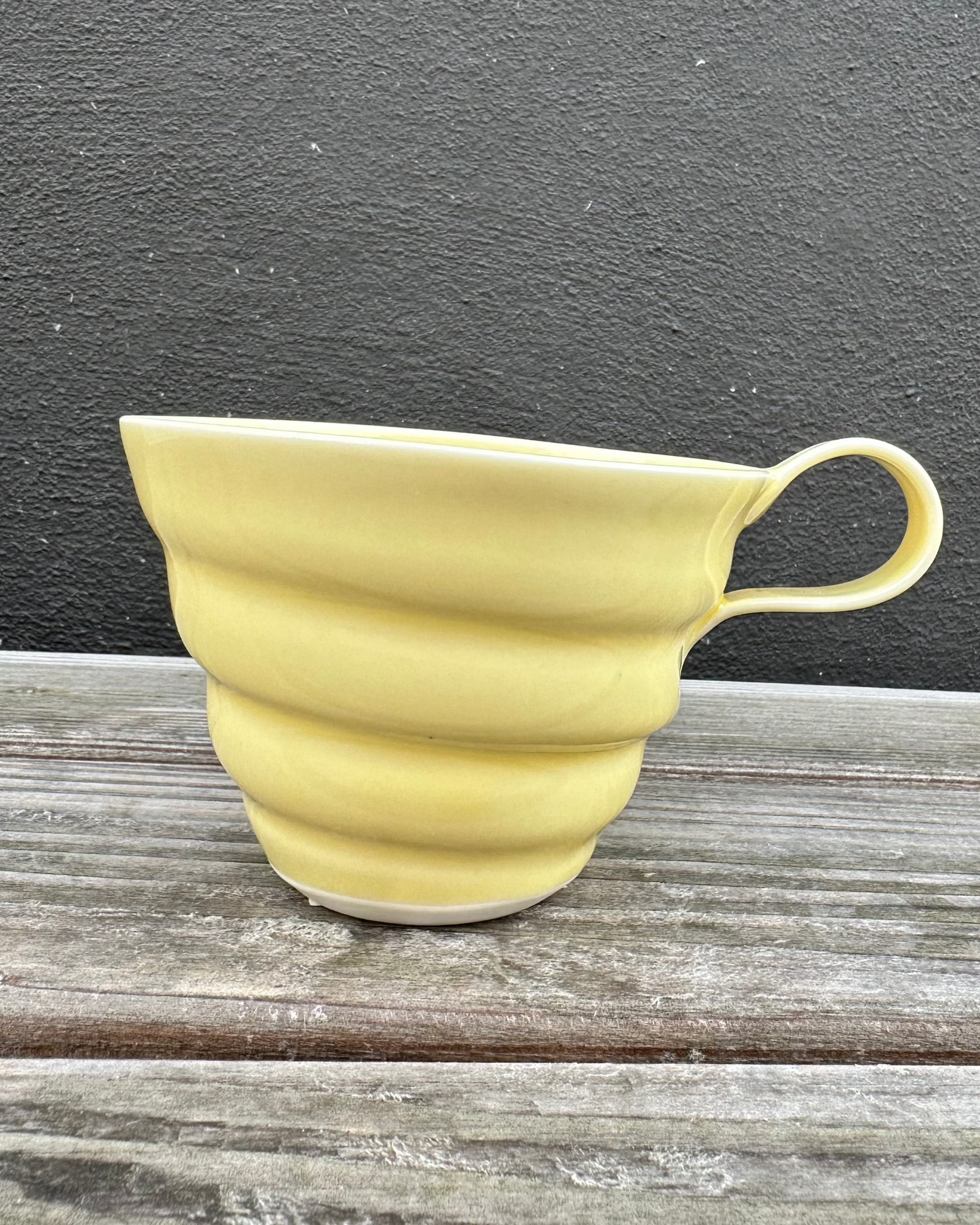 Håndlavet spiralkop i gul fra Rikke Mangelsen.