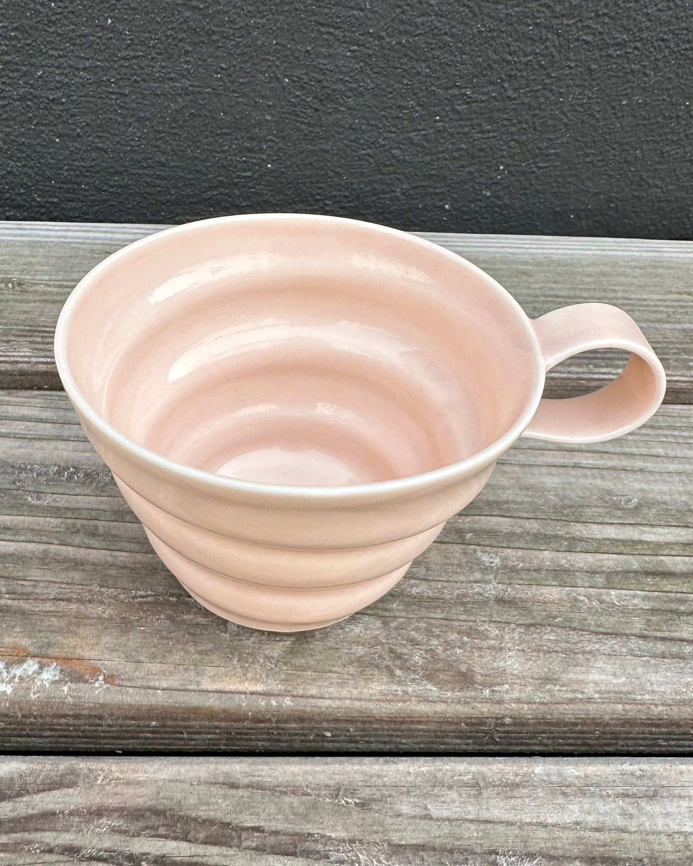 Håndlavet spiralkop i rosa fra Rikke Mangelsen.