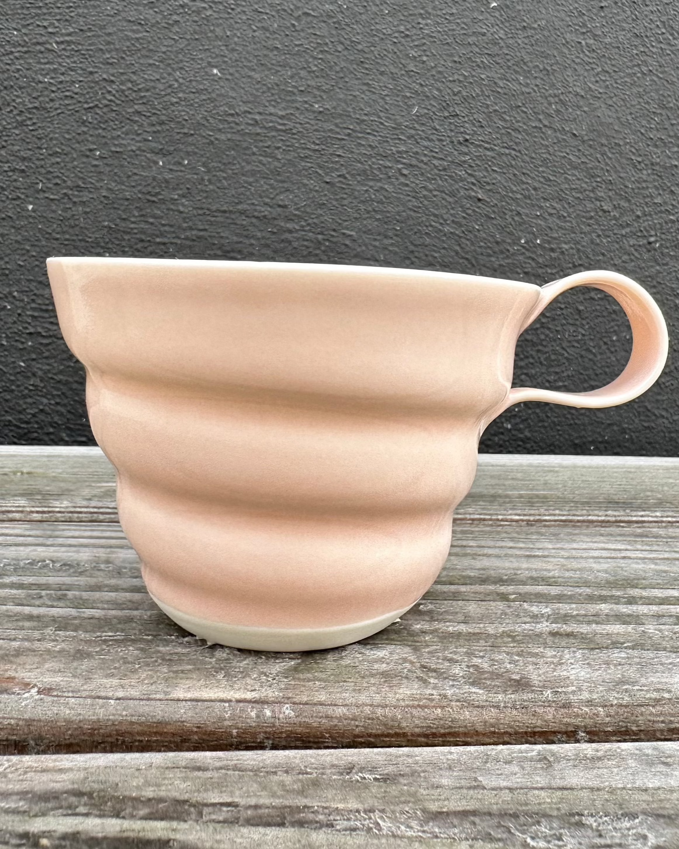 Håndlavet spiralkop i rosa fra Rikke Mangelsen.