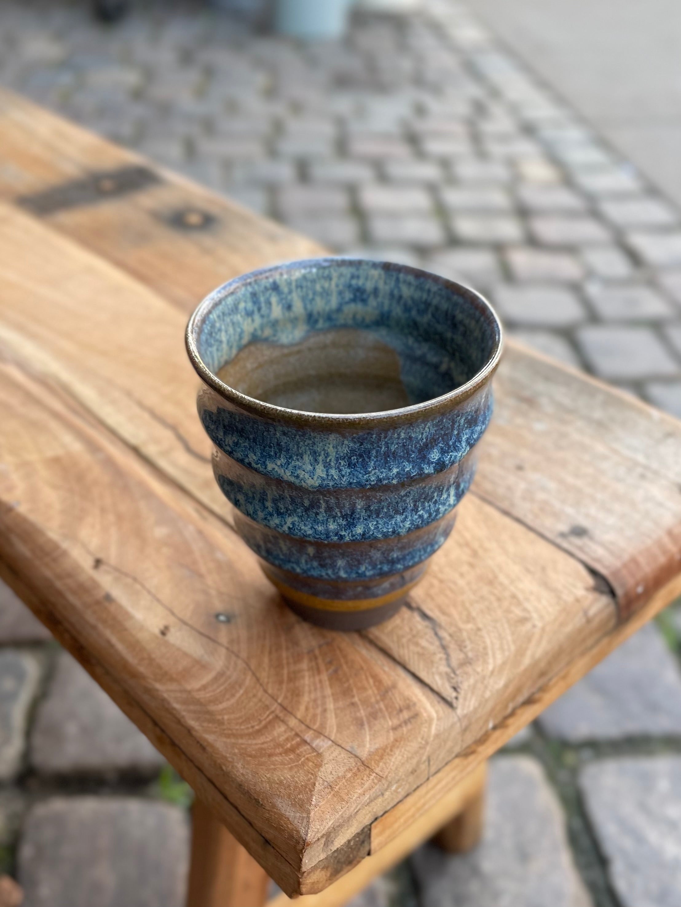 Hånddrejet Ripple Cup i blå meleret keramik med organisk form og vertikale bølger – køb hos Butik Alrum på Amager eller online på butikalrum.dk.