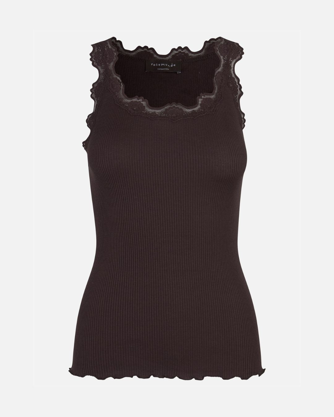 Rosemunde ikonisk silketop med blondekant og krølkant forneden i blød ribbet silke og bomuld.