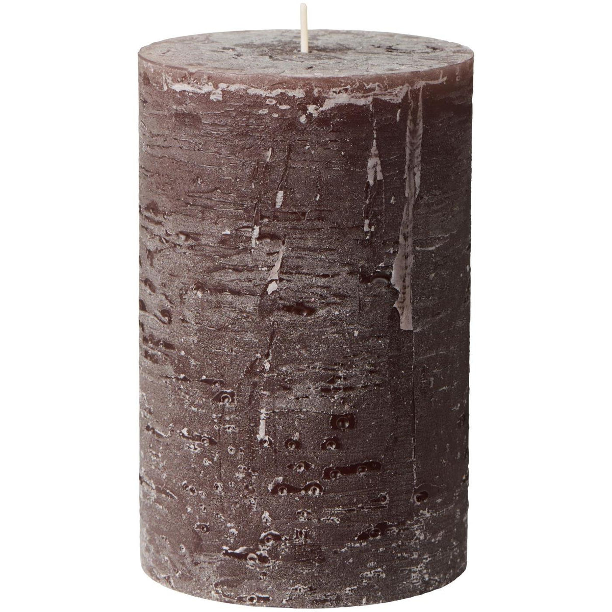 Rustiklys i chocolate med rustik finish, H 15 cm og Ø 9,6 cm, brændetid ca. 105 timer – køb hos butikalrum.dk.